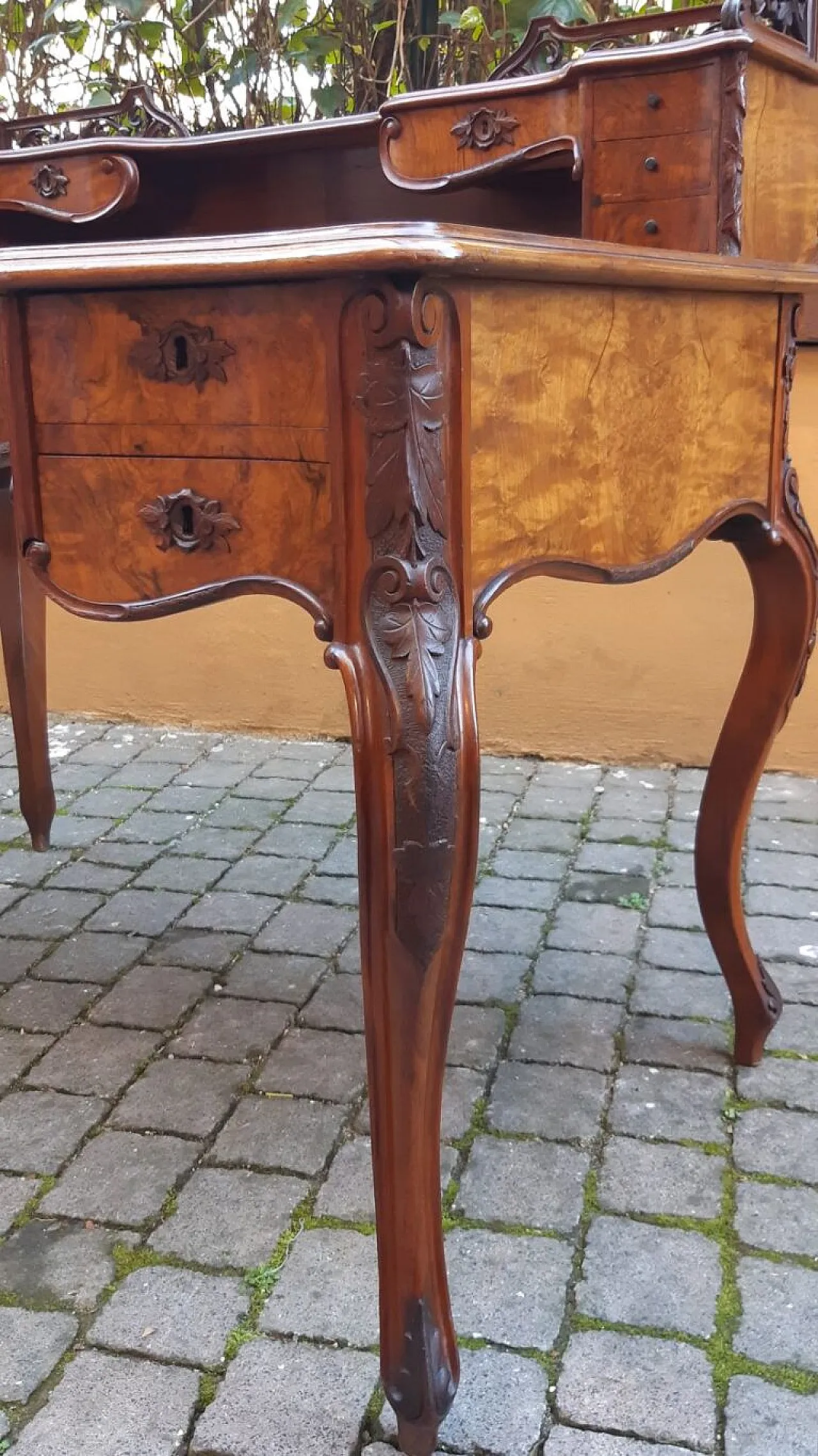 Scrittoio lastronato in radica di noce, '800 3