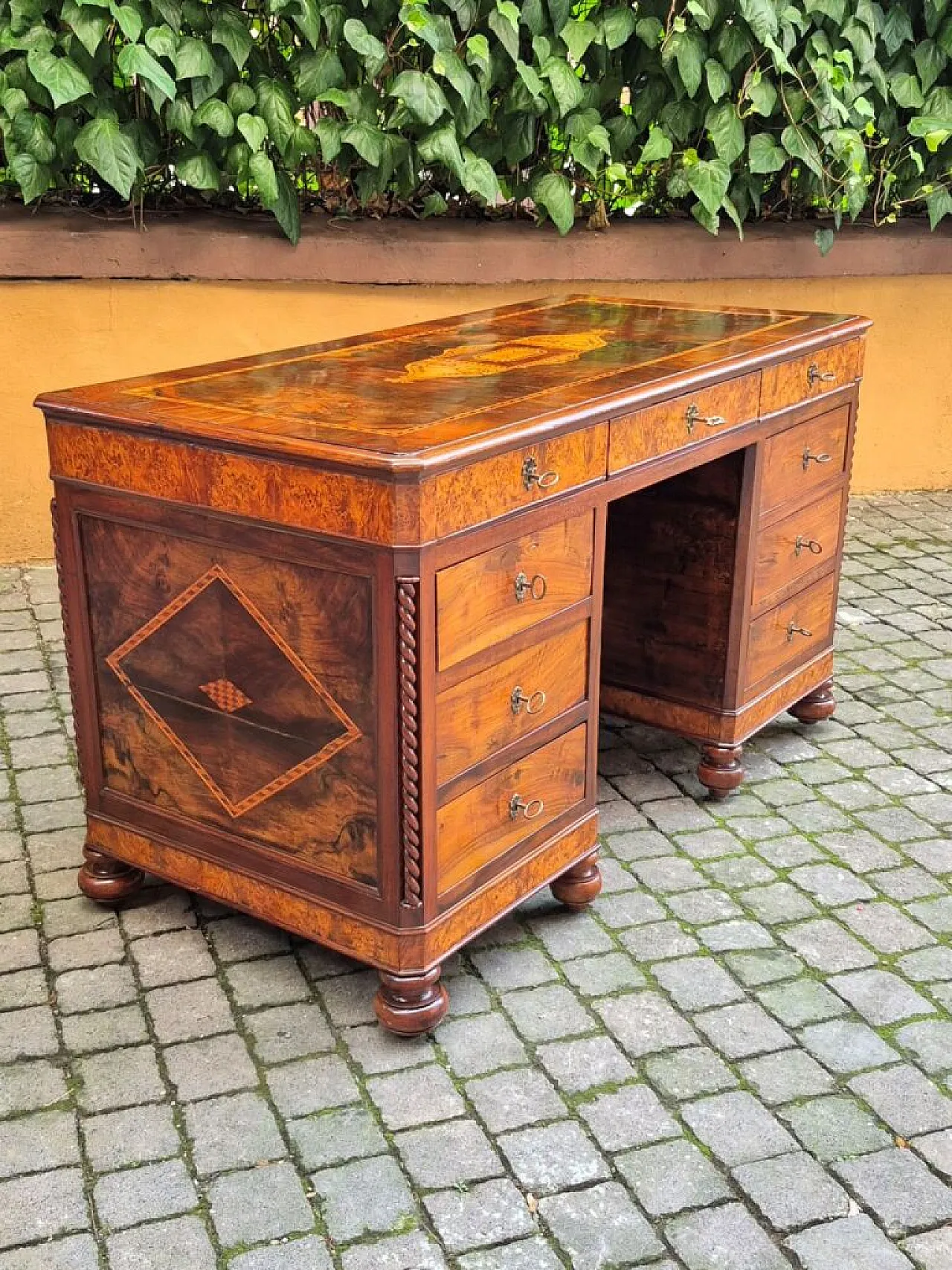 Walnut veneered desk with inlays, 19th century 3