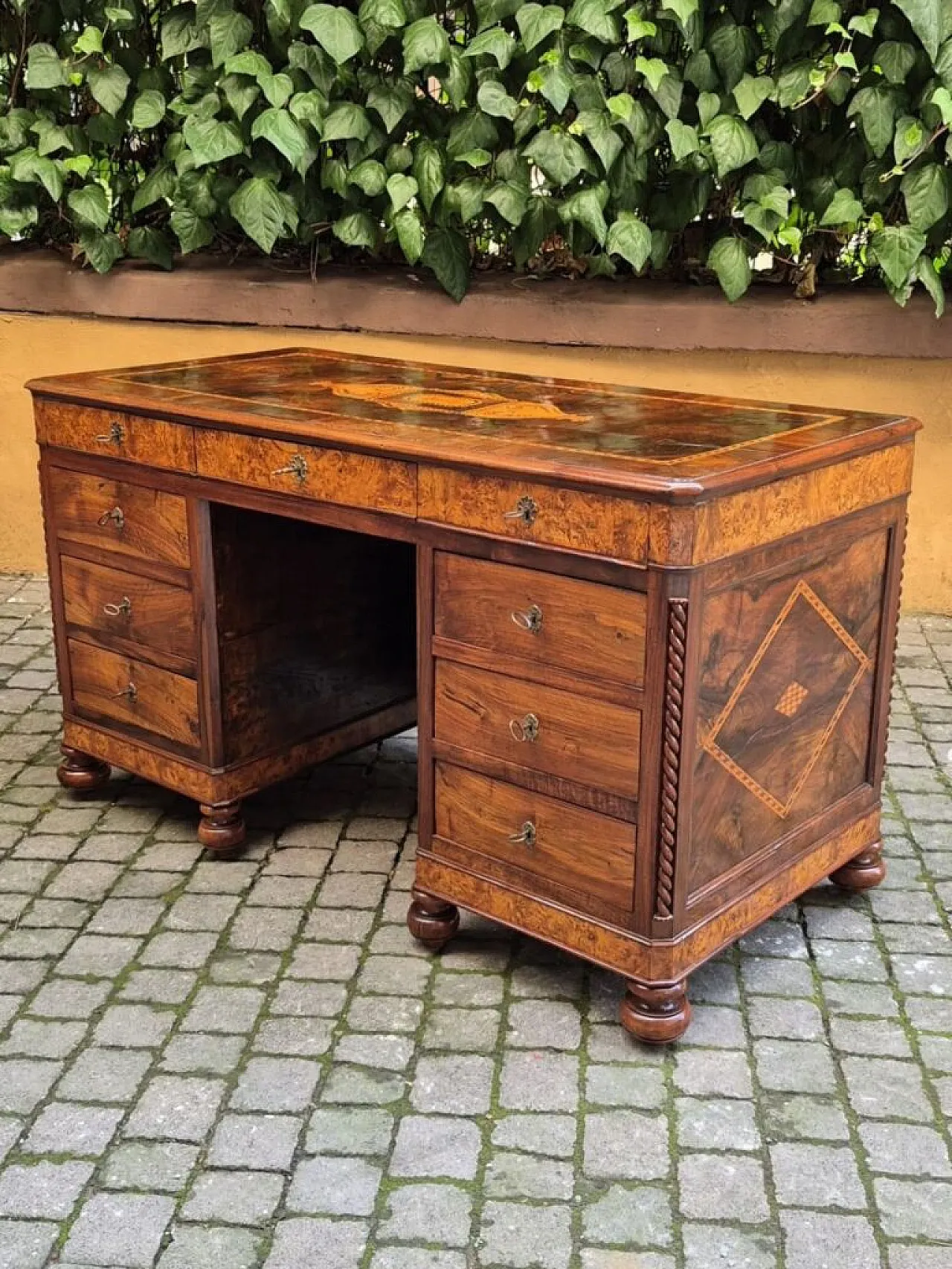 Walnut veneered desk with inlays, 19th century 5