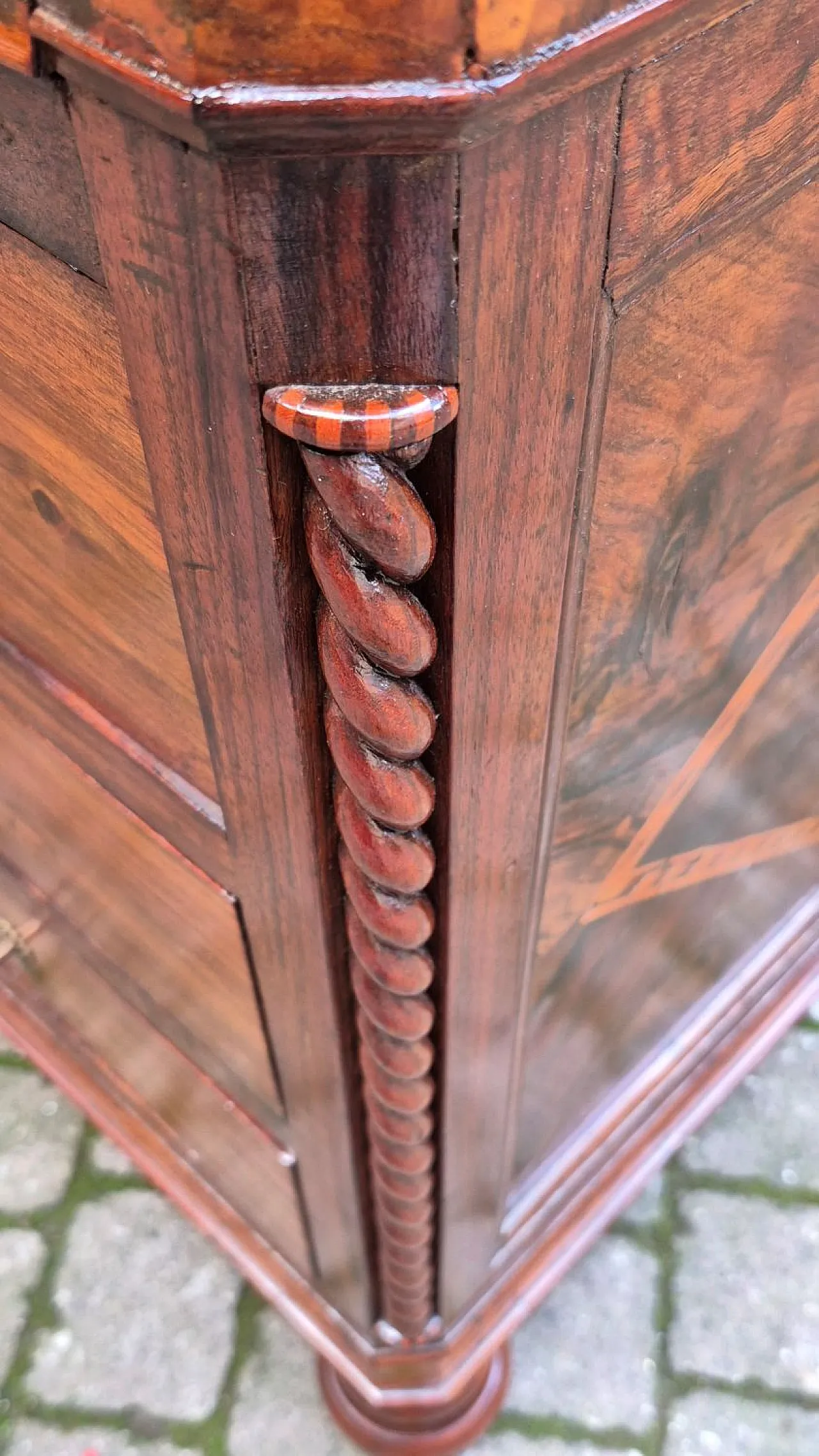 Walnut veneered desk with inlays, 19th century 7