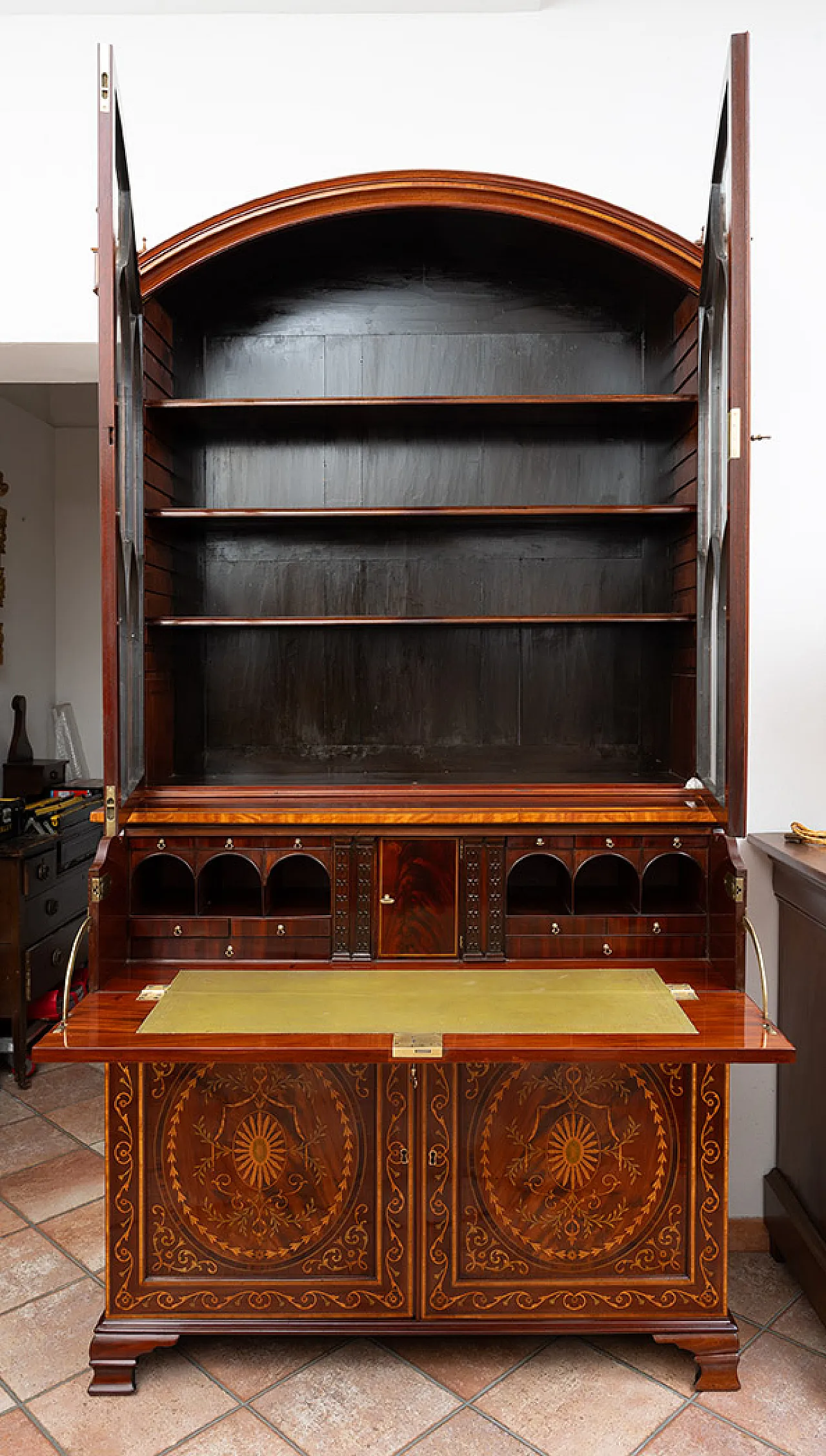 English bookcase in mahogany feather with inlays grafts, 19th century 3