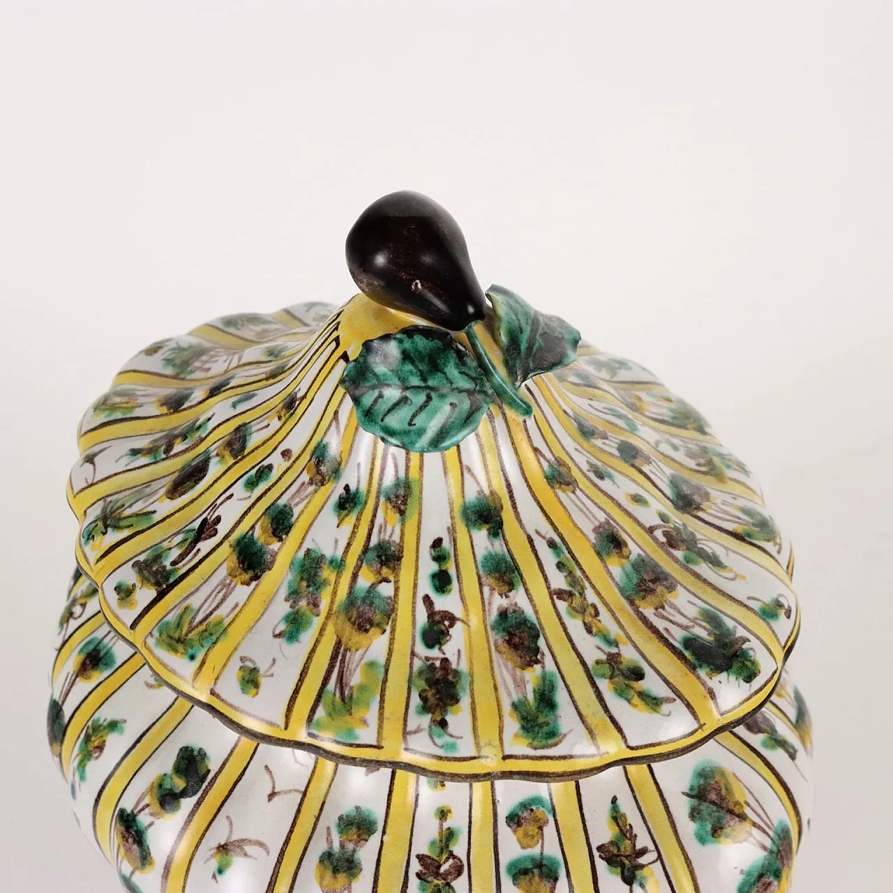 Vase in ceramic with lid of Levantino manufacture, 19th century 3