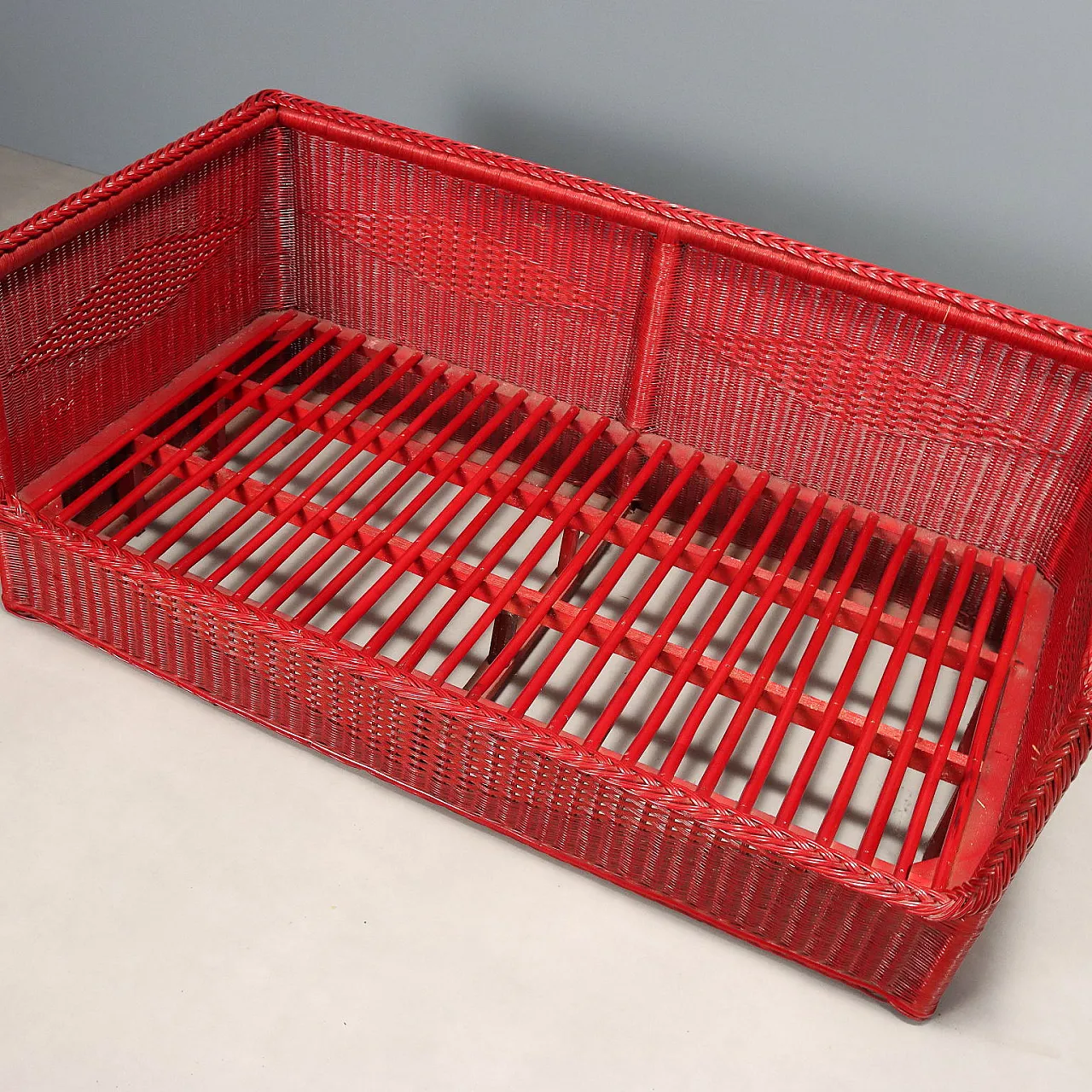 Divano a 2 posti in vimini rosso con cuscini imbottiti, anni '80 9