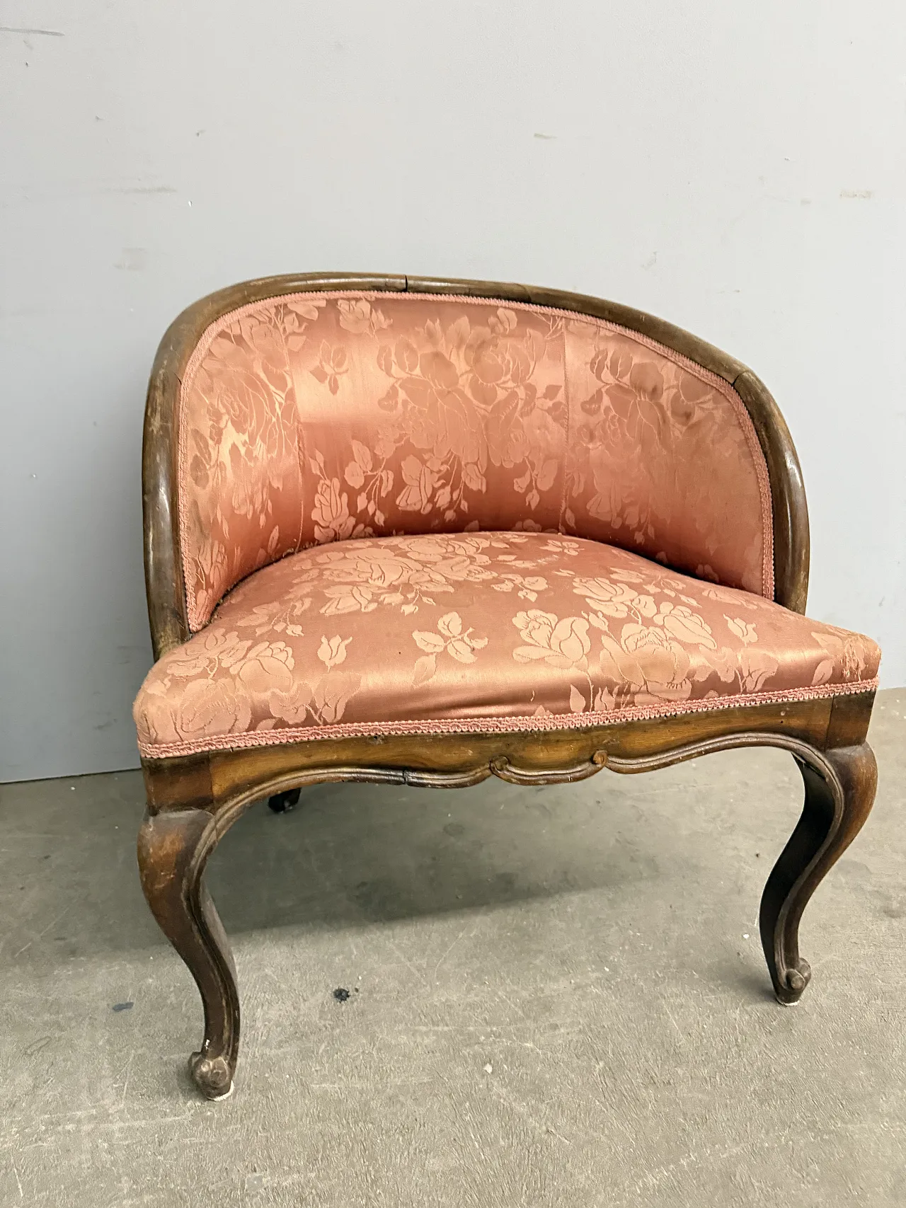 Poltroncina a pozzetto in noce Art Decò rivestimento in seta, 1940 1