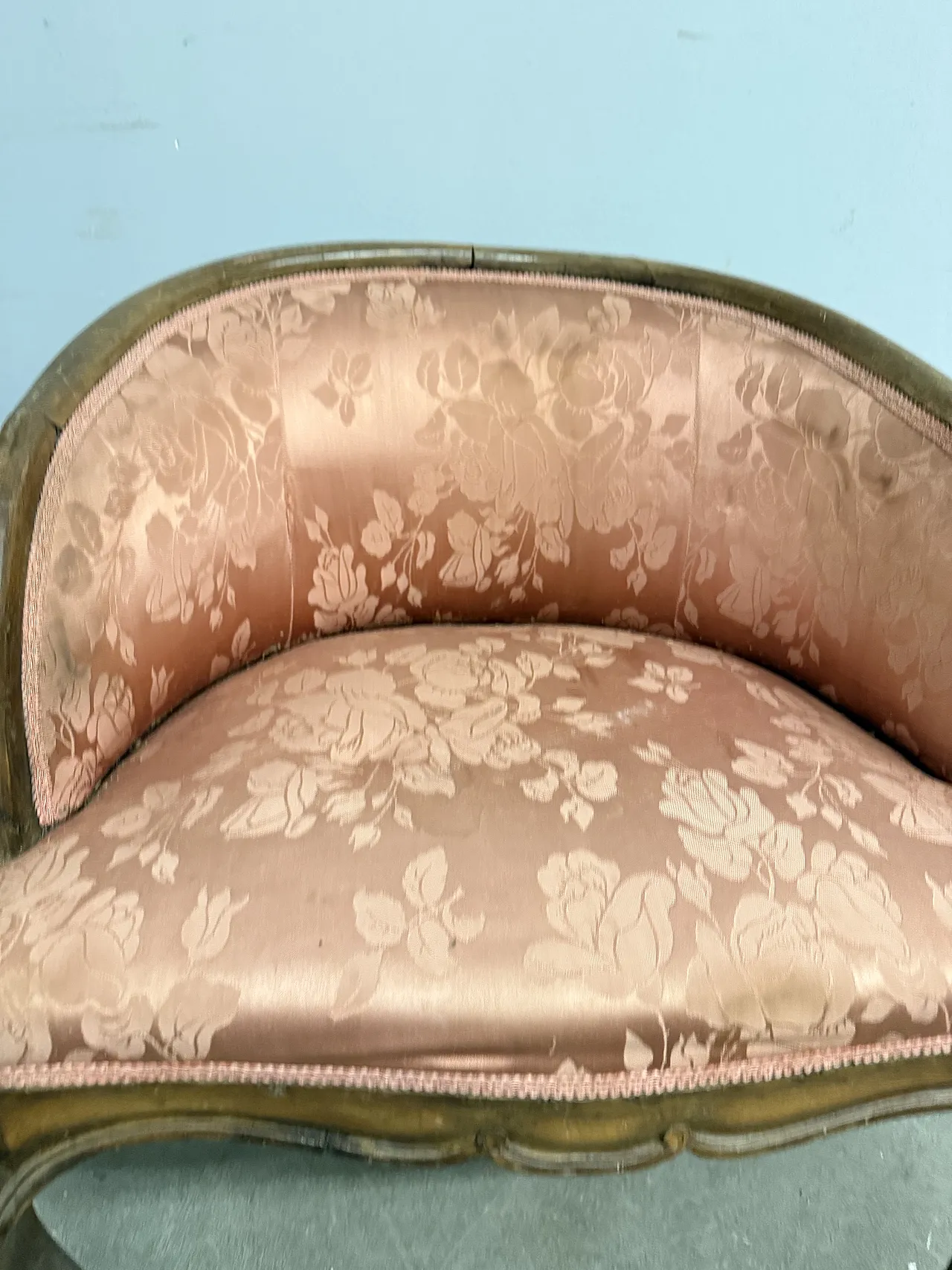 Poltroncina a pozzetto in noce Art Decò rivestimento in seta, 1940 3