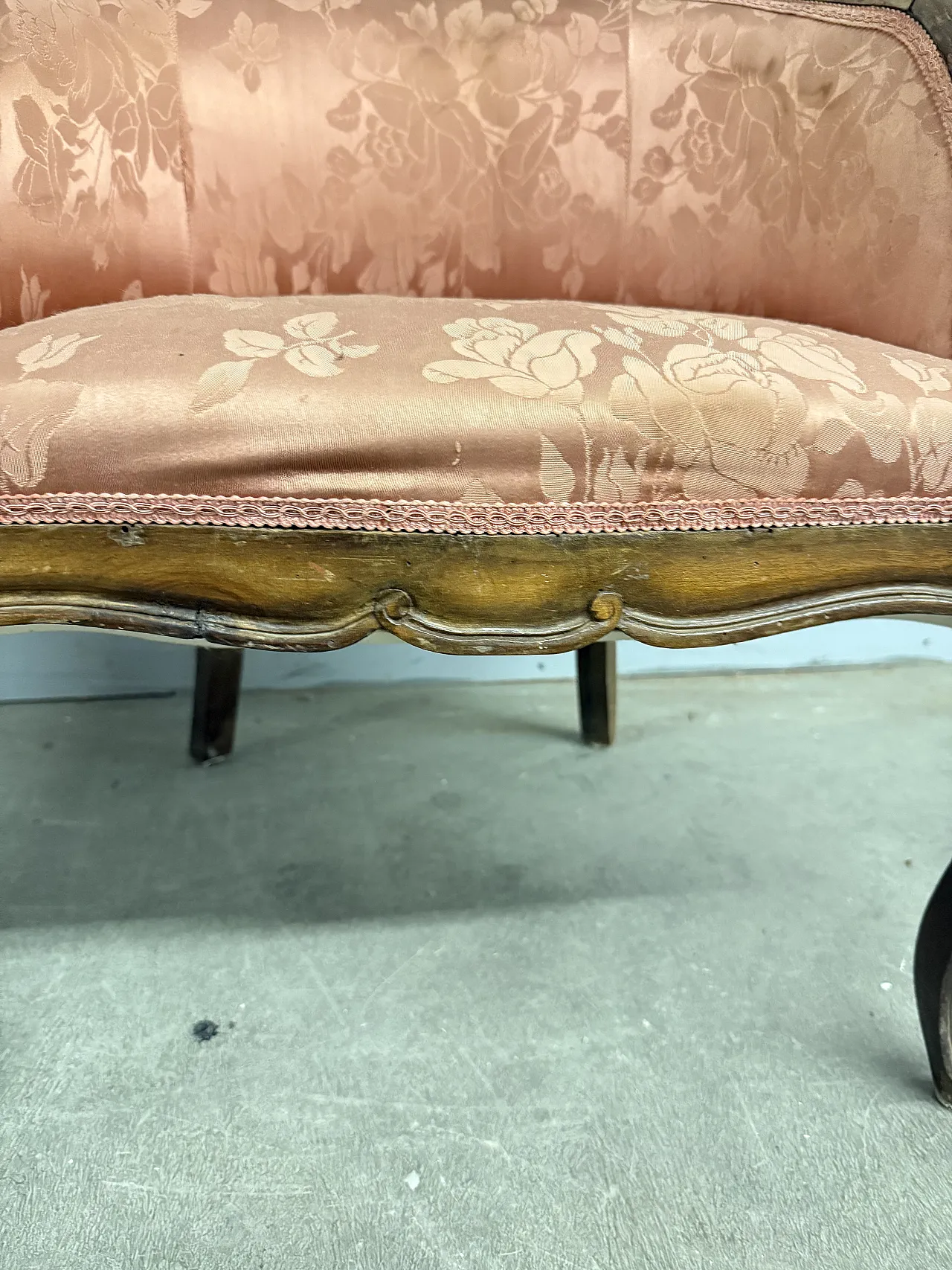 Poltroncina a pozzetto in noce Art Decò rivestimento in seta, 1940 4