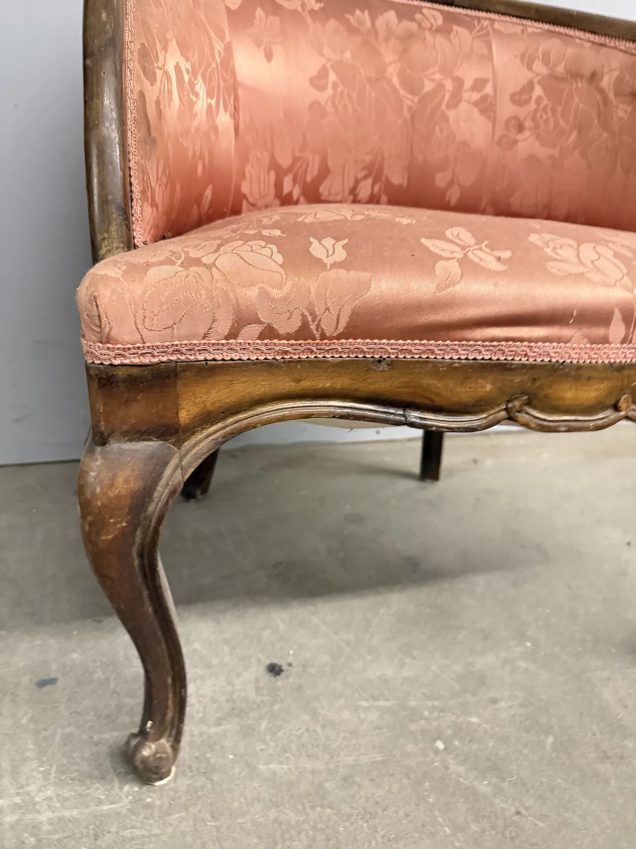 Poltroncina a pozzetto in noce Art Decò rivestimento in seta, 1940 5