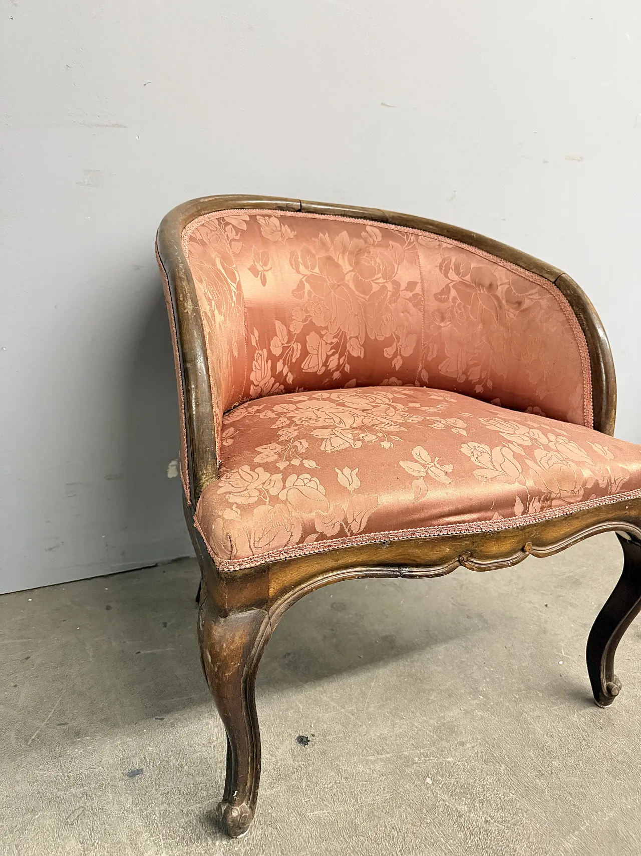 Poltroncina a pozzetto in noce Art Decò rivestimento in seta, 1940 15