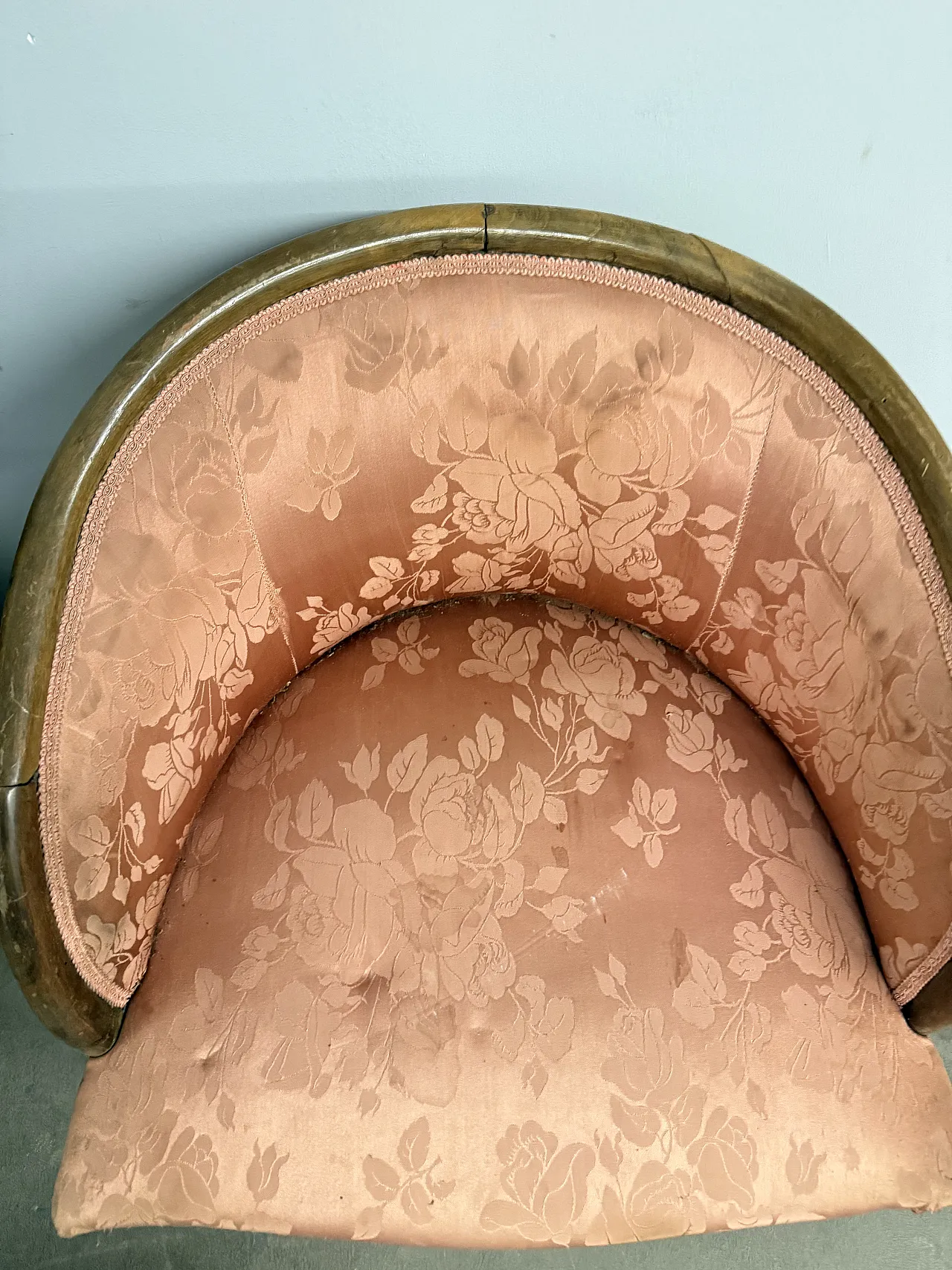 Poltroncina a pozzetto in noce Art Decò rivestimento in seta, 1940 16