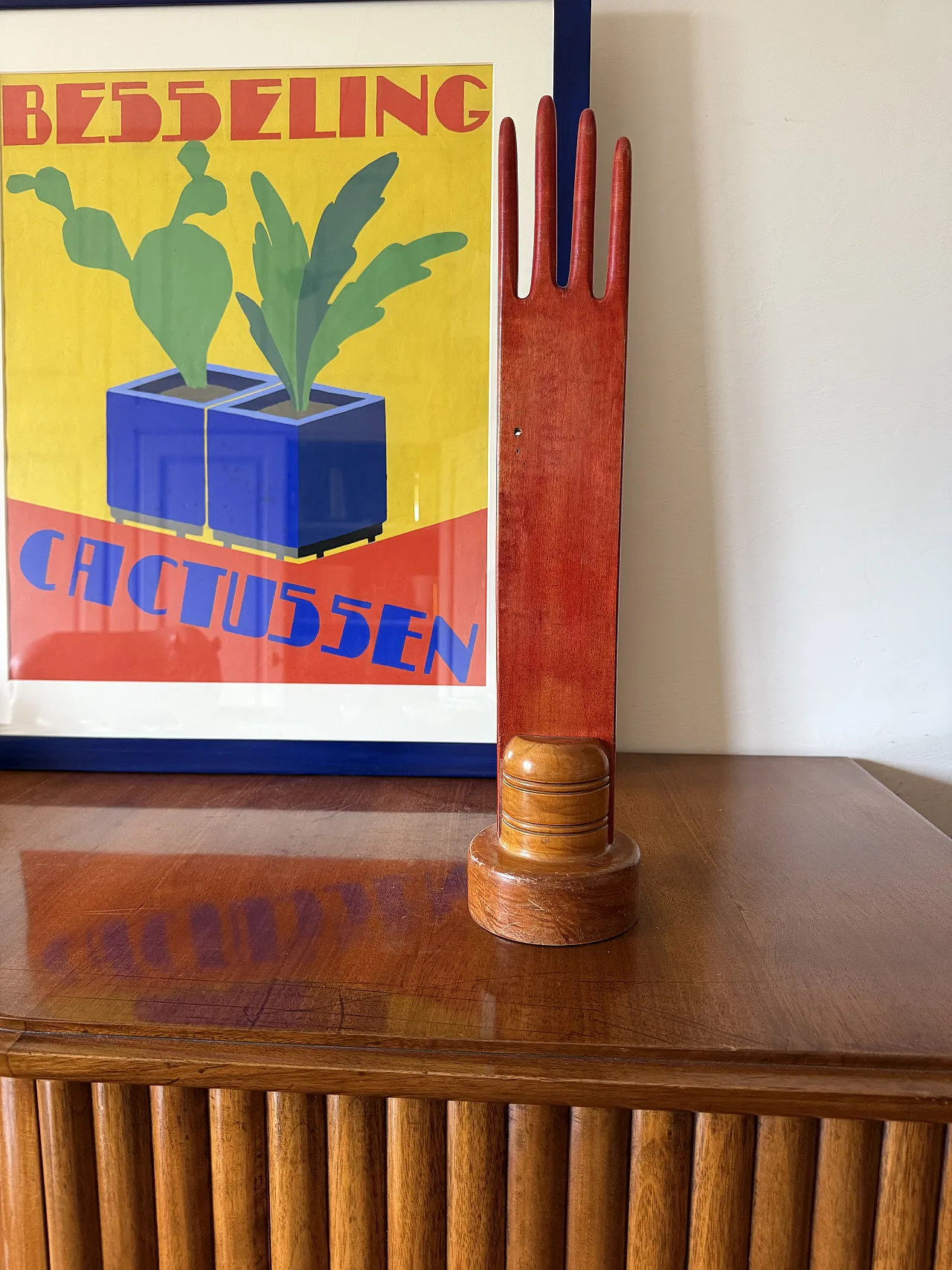 Flat -shaped jewelry exhibitor in red wood, France 1960 2