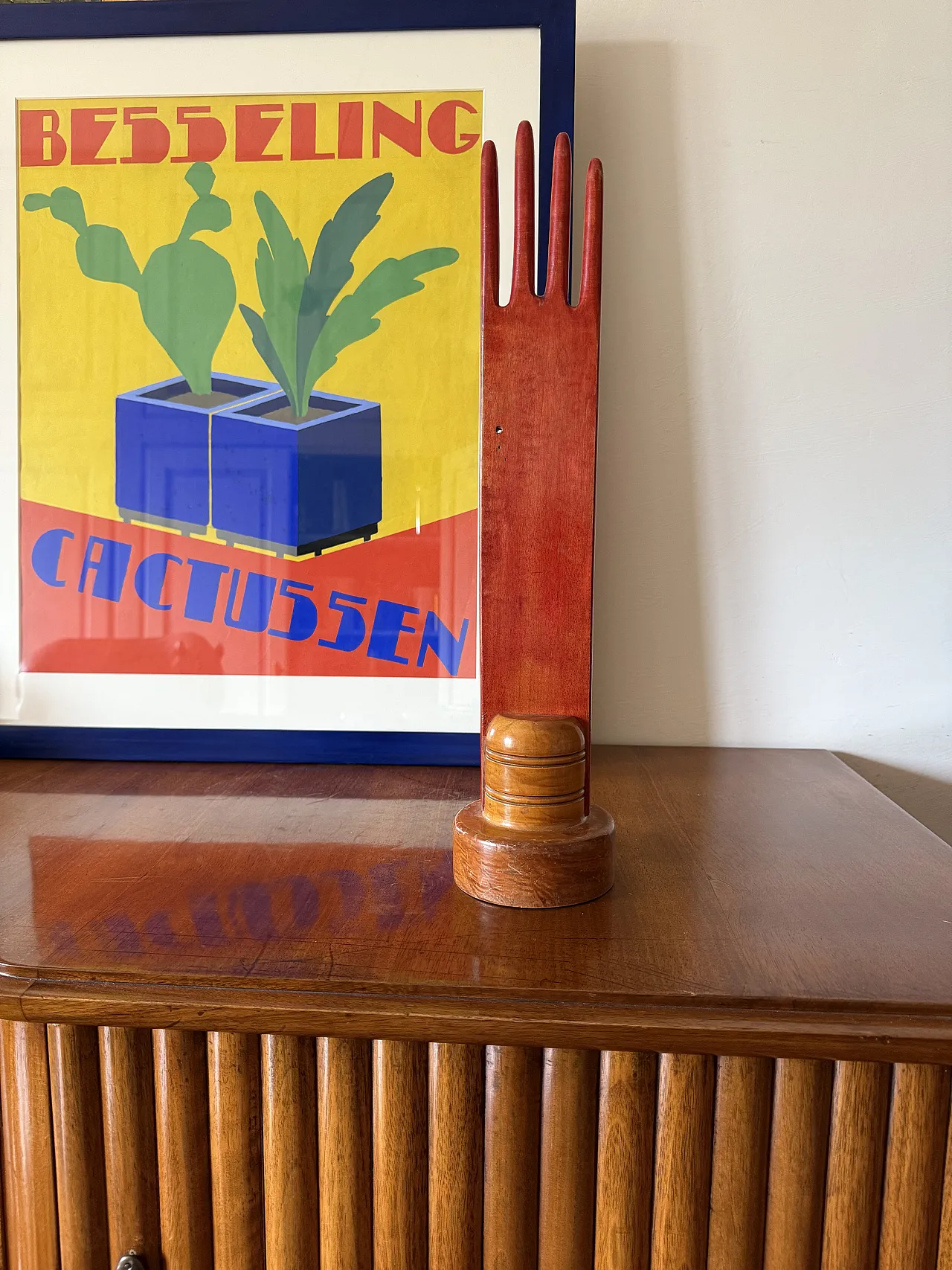 Flat -shaped jewelry exhibitor in red wood, France 1960 3