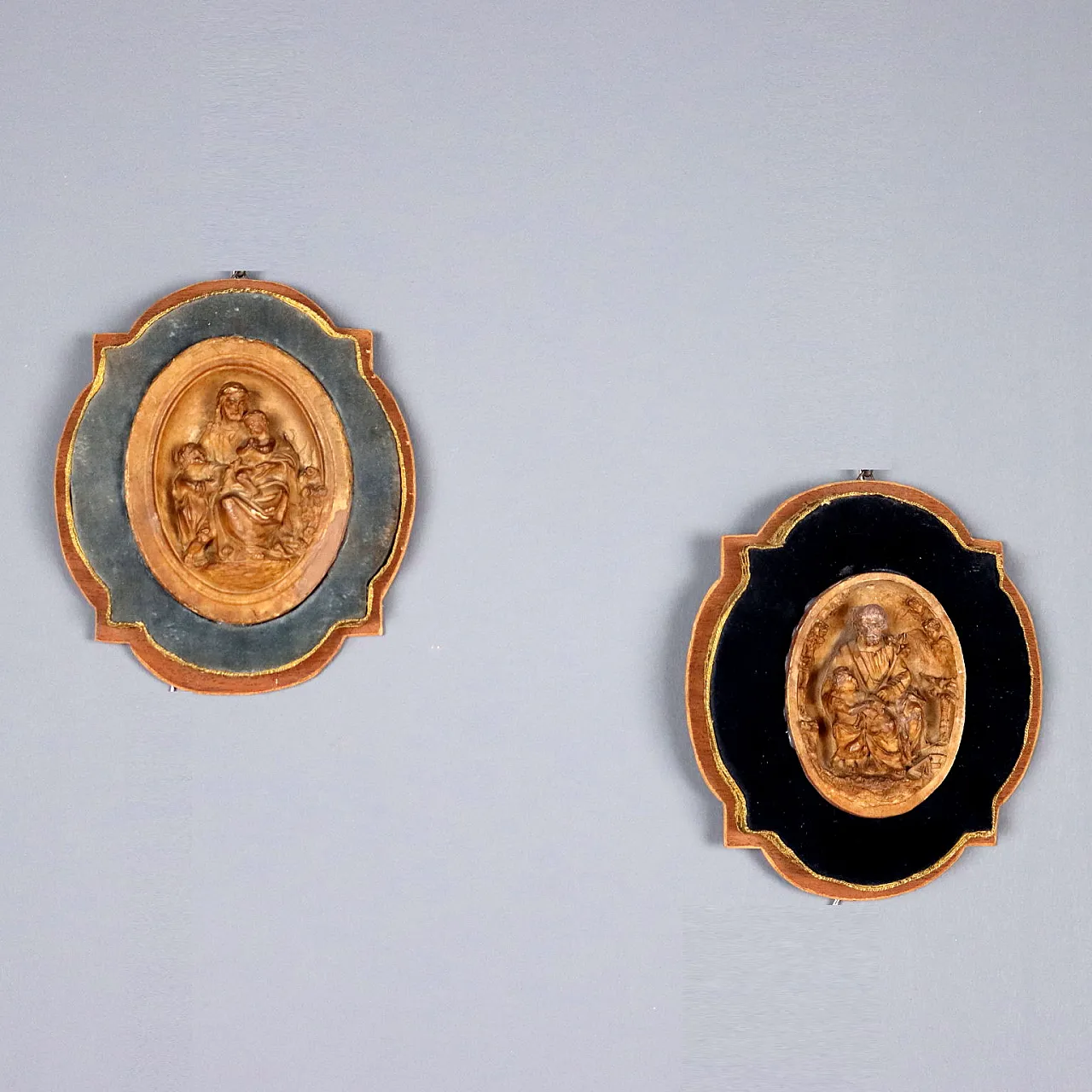 Coppia di bassorilievi in gesso patinato, '900 1