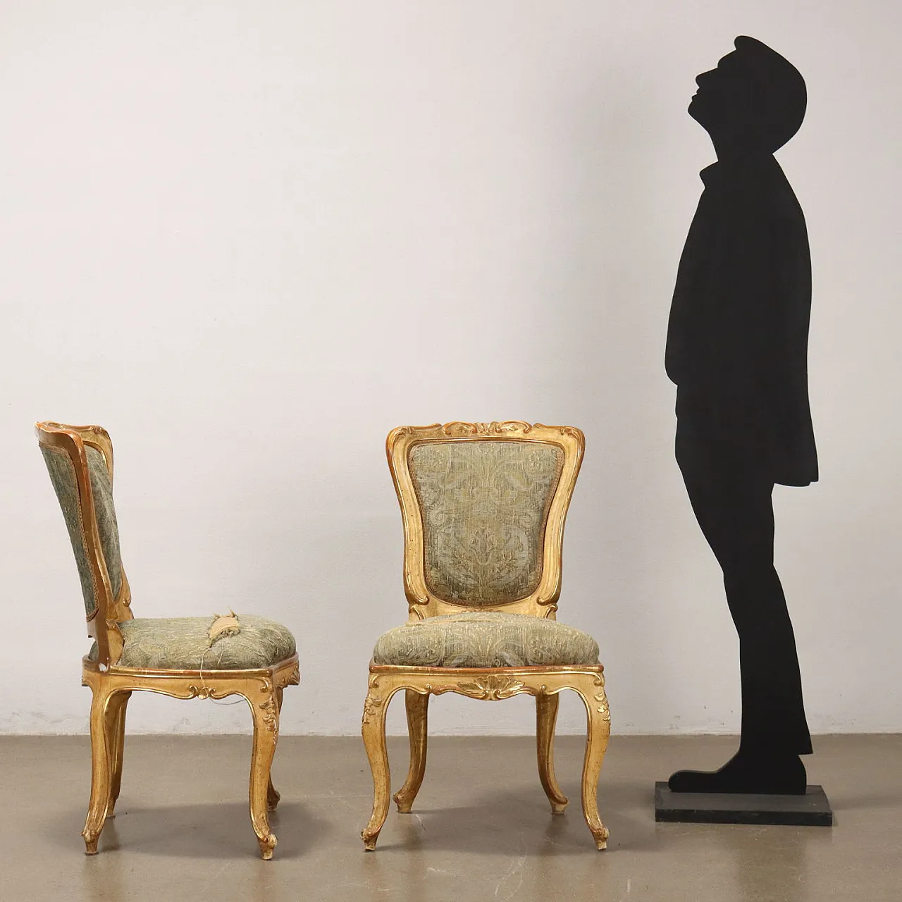 Pair of laquered and gilded chairs with wiggly legs, 19th century 2