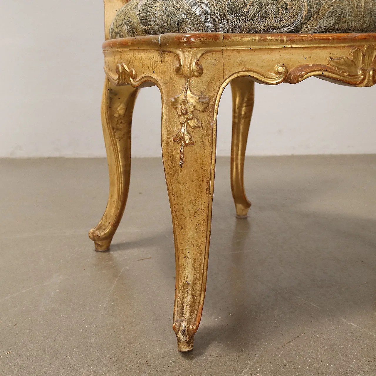 Pair of laquered and gilded chairs with wiggly legs, 19th century 6