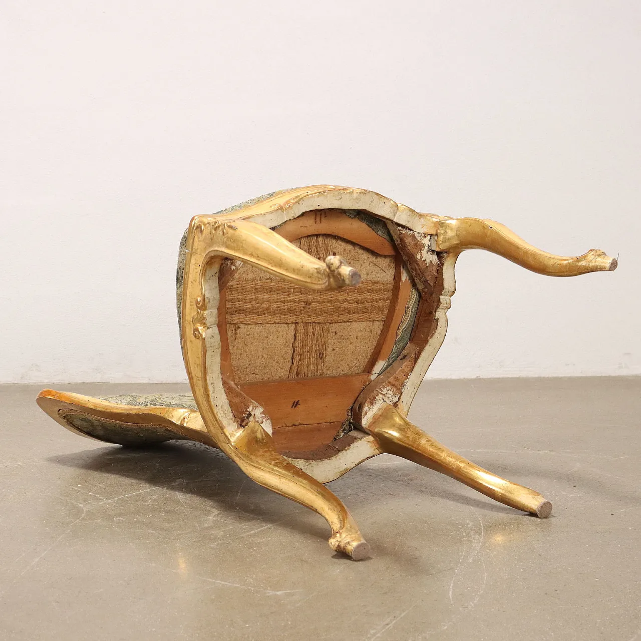 Pair of laquered and gilded chairs with wiggly legs, 19th century 10