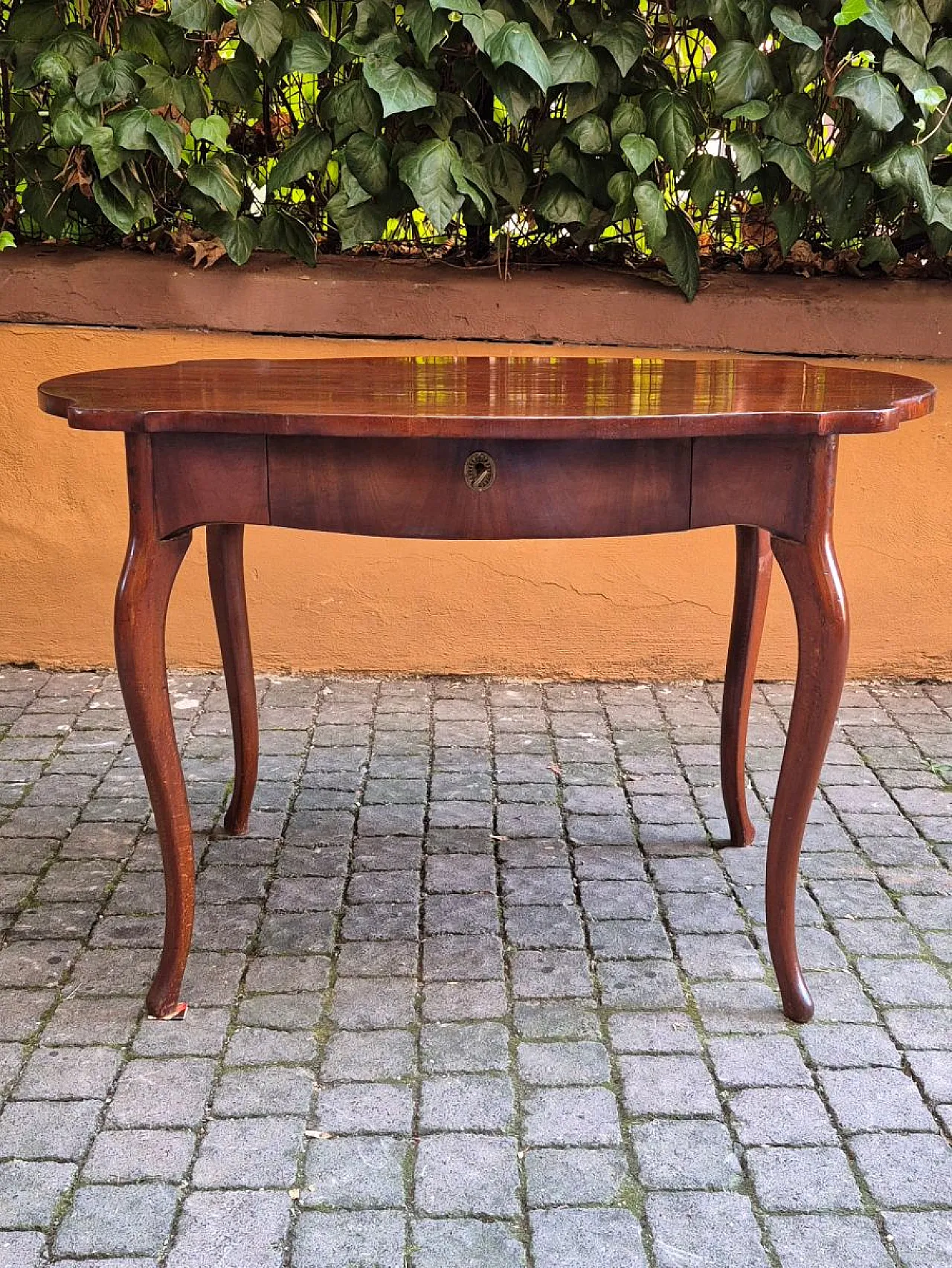 Placue table in walnut wood, 19th century 2