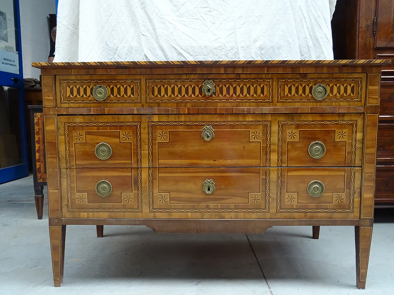Louis XVI chest of drawers in inlaid cherry, second half 18th century 1