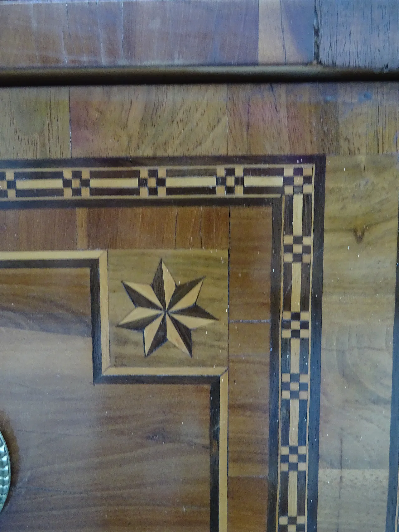 Louis XVI chest of drawers in inlaid cherry, second half 18th century 3