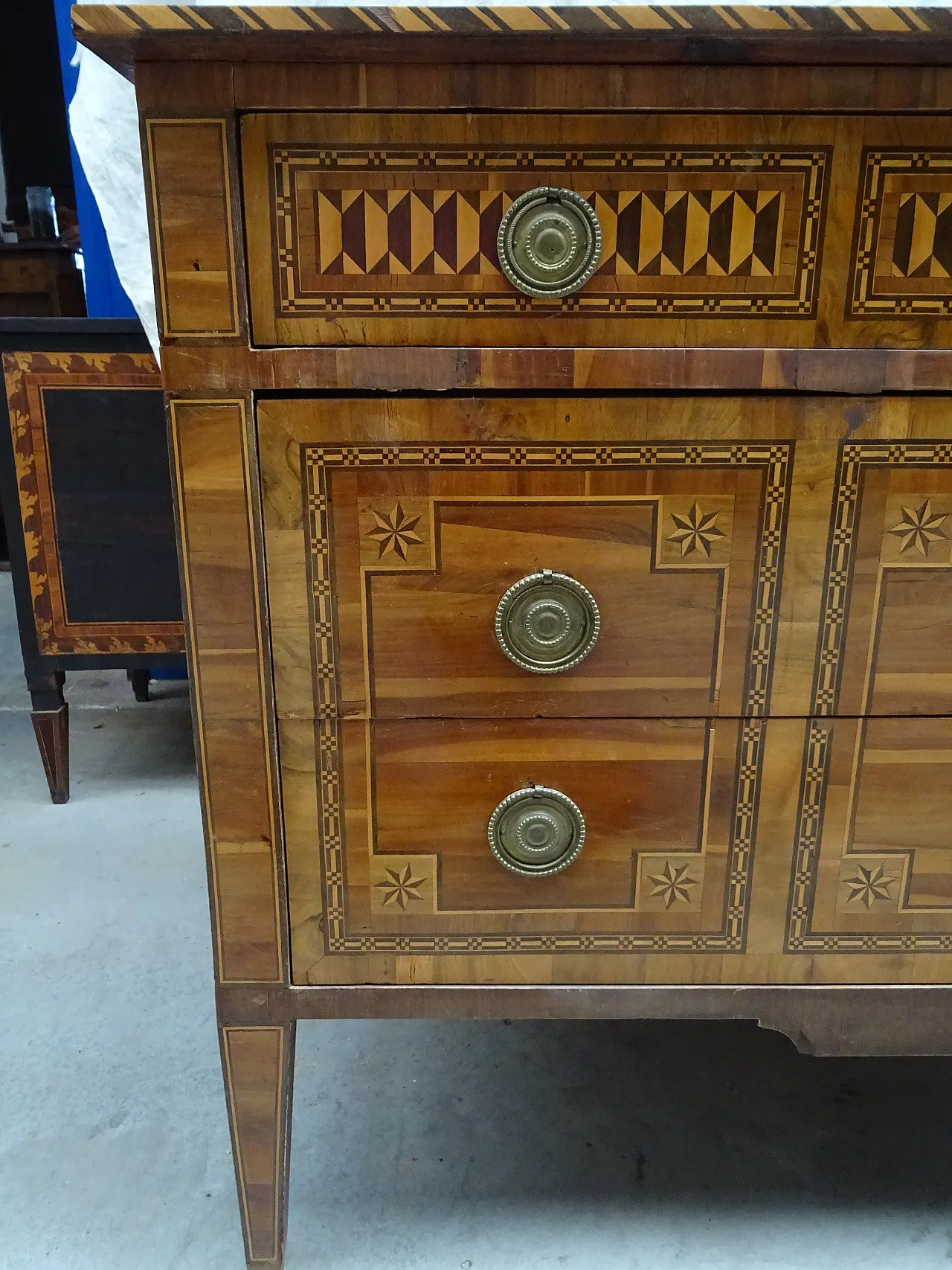Louis XVI chest of drawers in inlaid cherry, second half 18th century 4