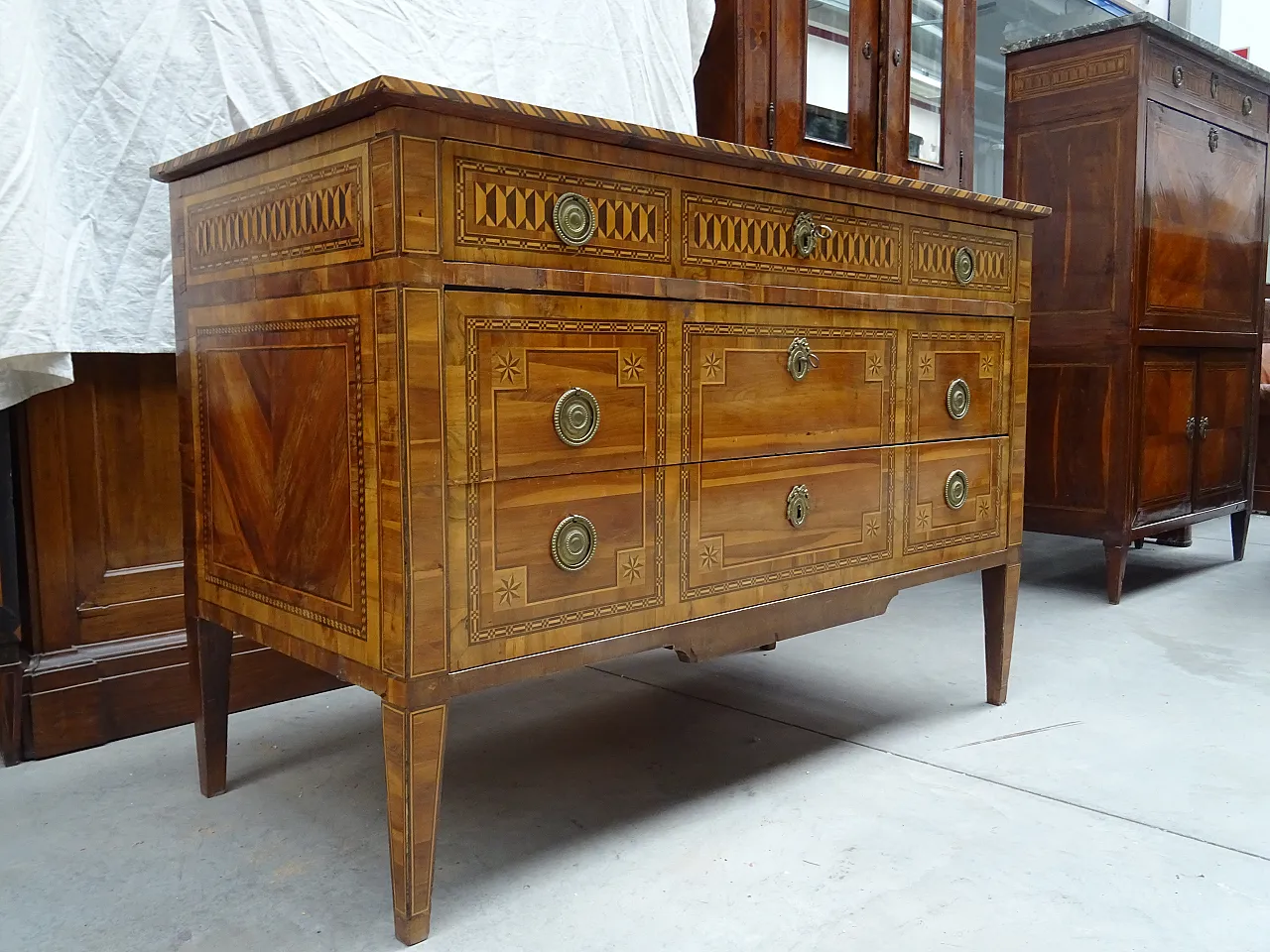 Louis XVI chest of drawers in inlaid cherry, second half 18th century 10
