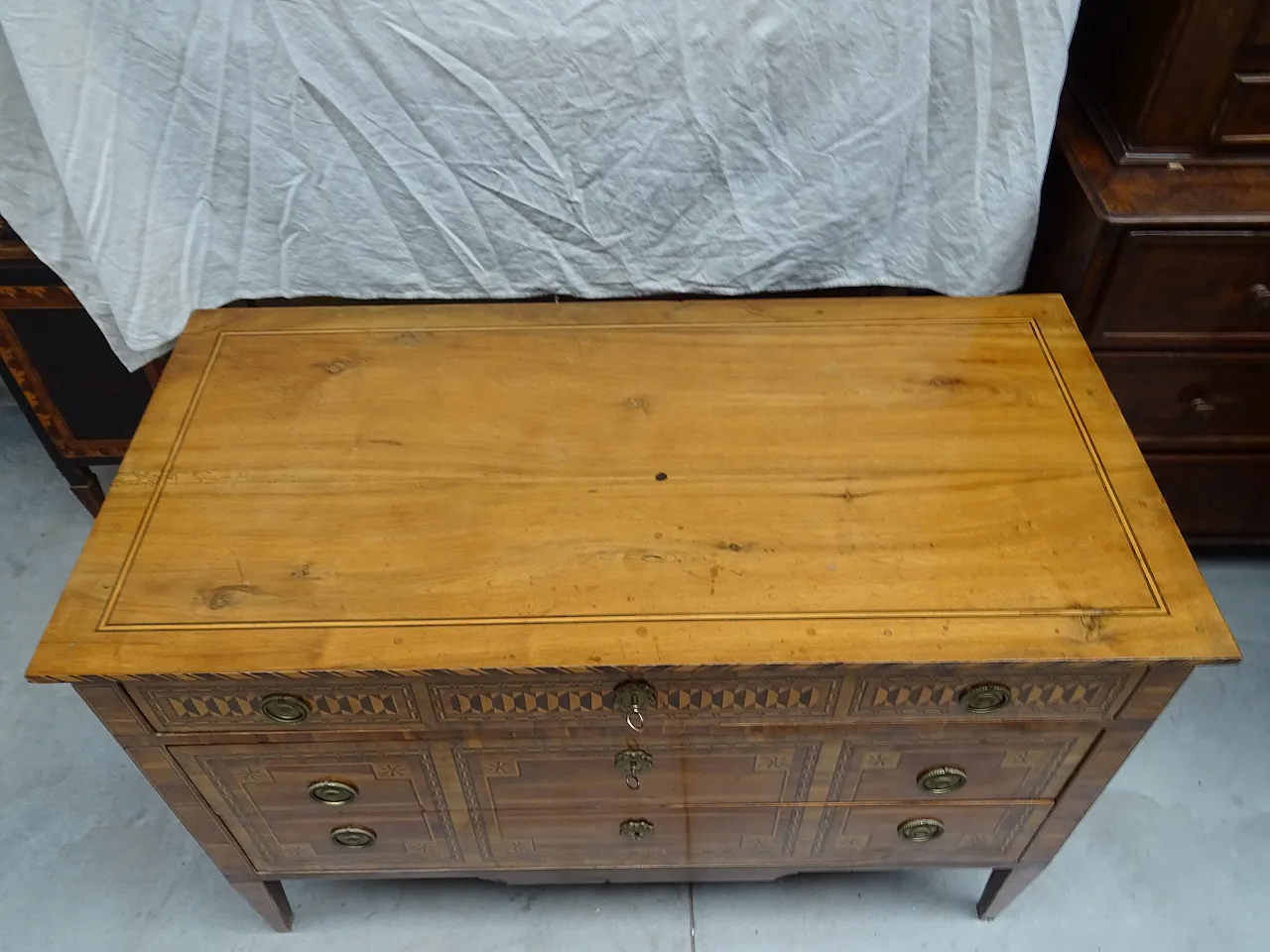 Louis XVI chest of drawers in inlaid cherry, second half 18th century 11