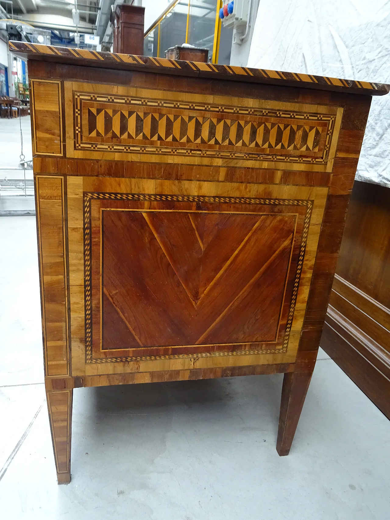 Louis XVI chest of drawers in inlaid cherry, second half 18th century 12