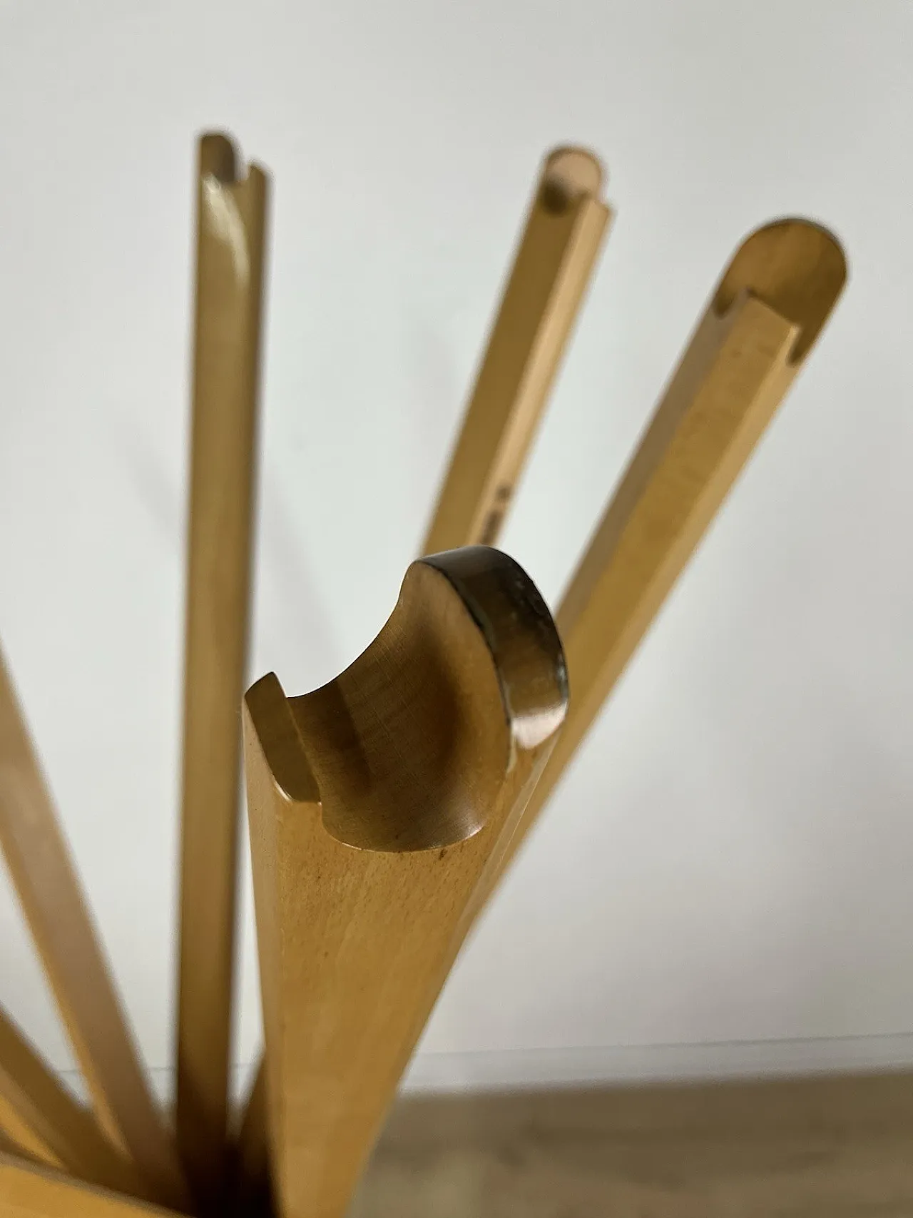 Sciangai clothhanger by Zanotta wood, 70s 13