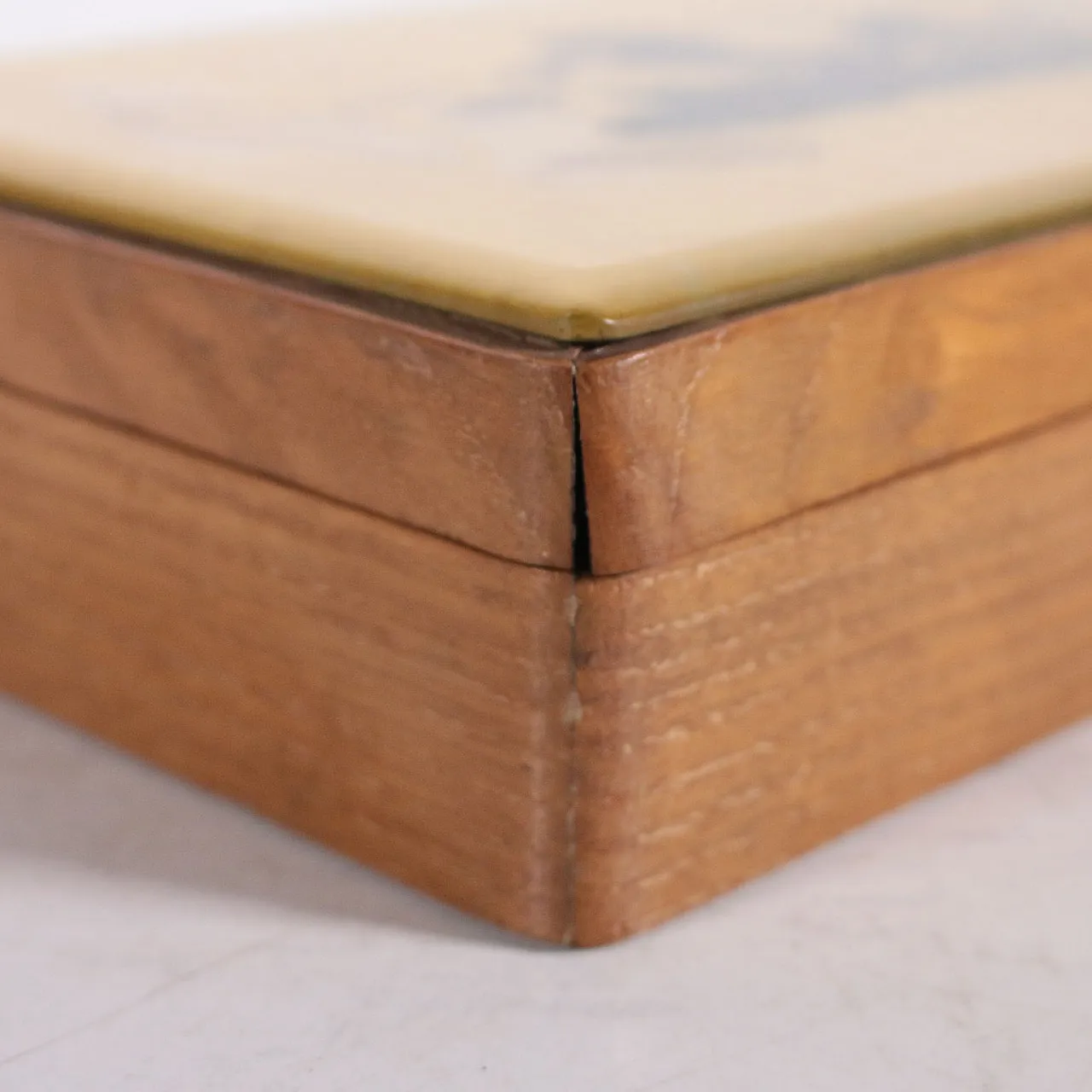 Scatola in legno di rovere con coperchio inciso, anni '30 10