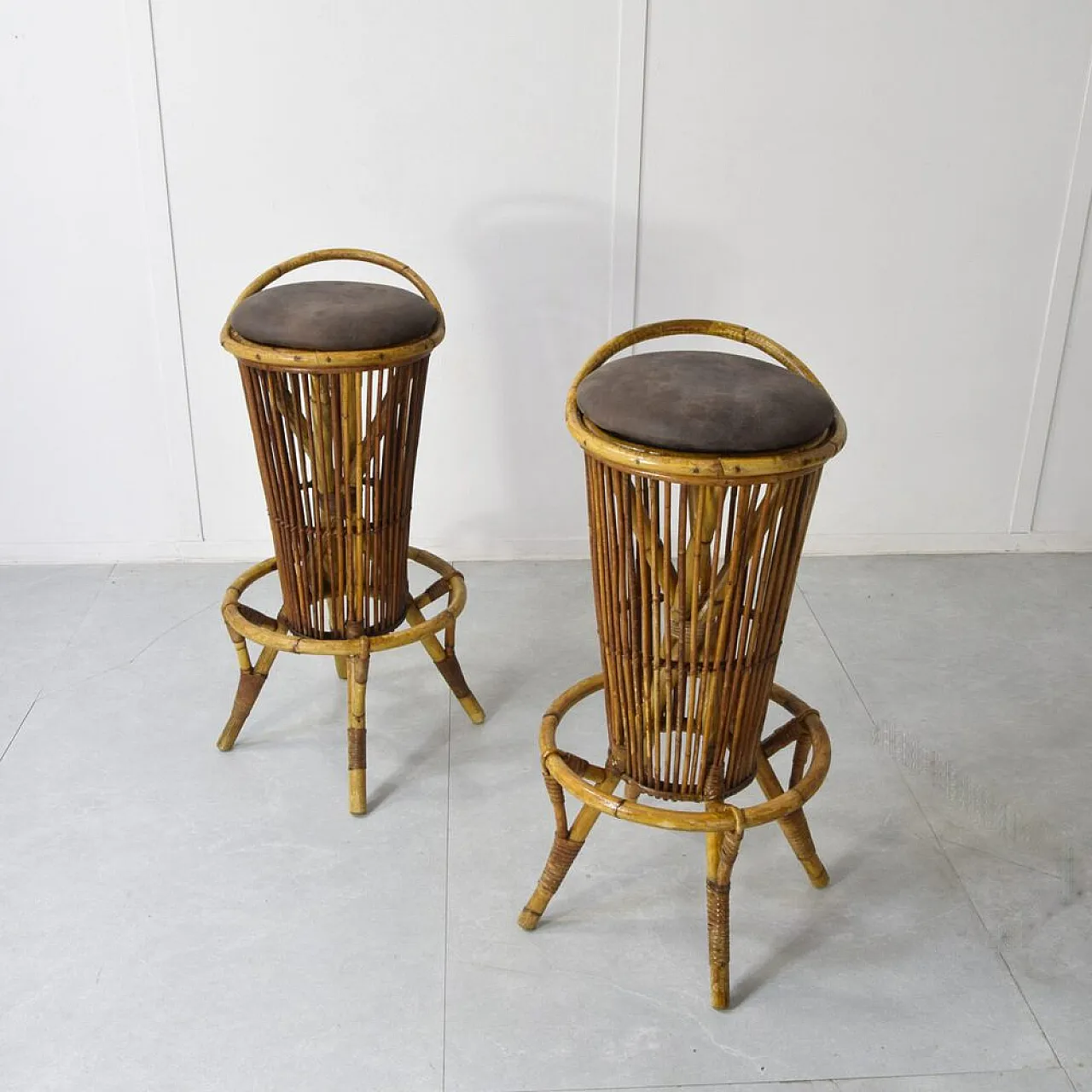 Coppia di sgabelli in bambù attribuiti a Tito Agnoli, anni '60 1