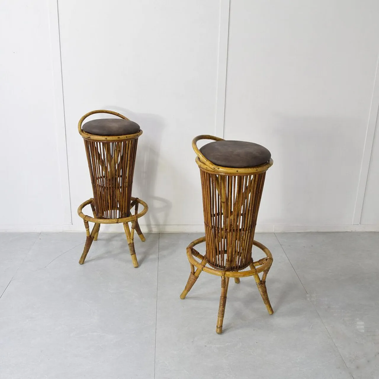 Coppia di sgabelli in bambù attribuiti a Tito Agnoli, anni '60 2