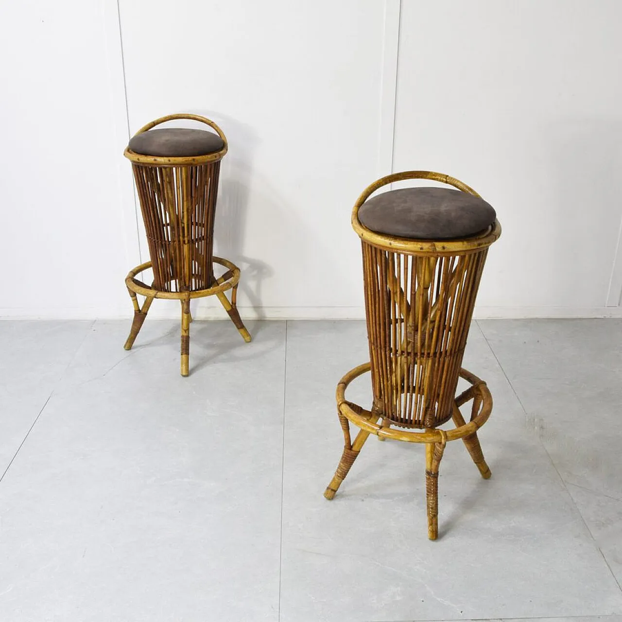 Coppia di sgabelli in bambù attribuiti a Tito Agnoli, anni '60 3