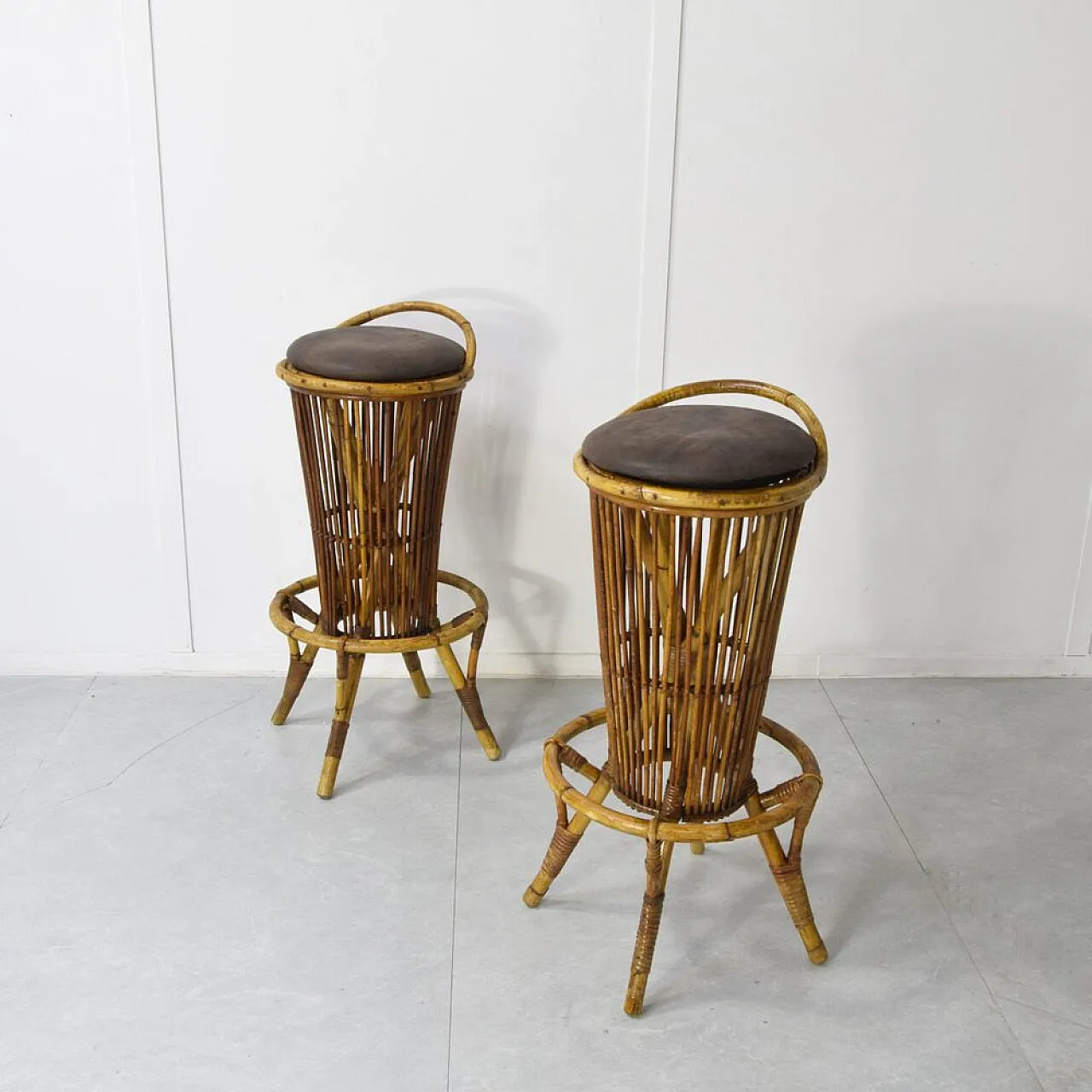 Coppia di sgabelli in bambù attribuiti a Tito Agnoli, anni '60 5