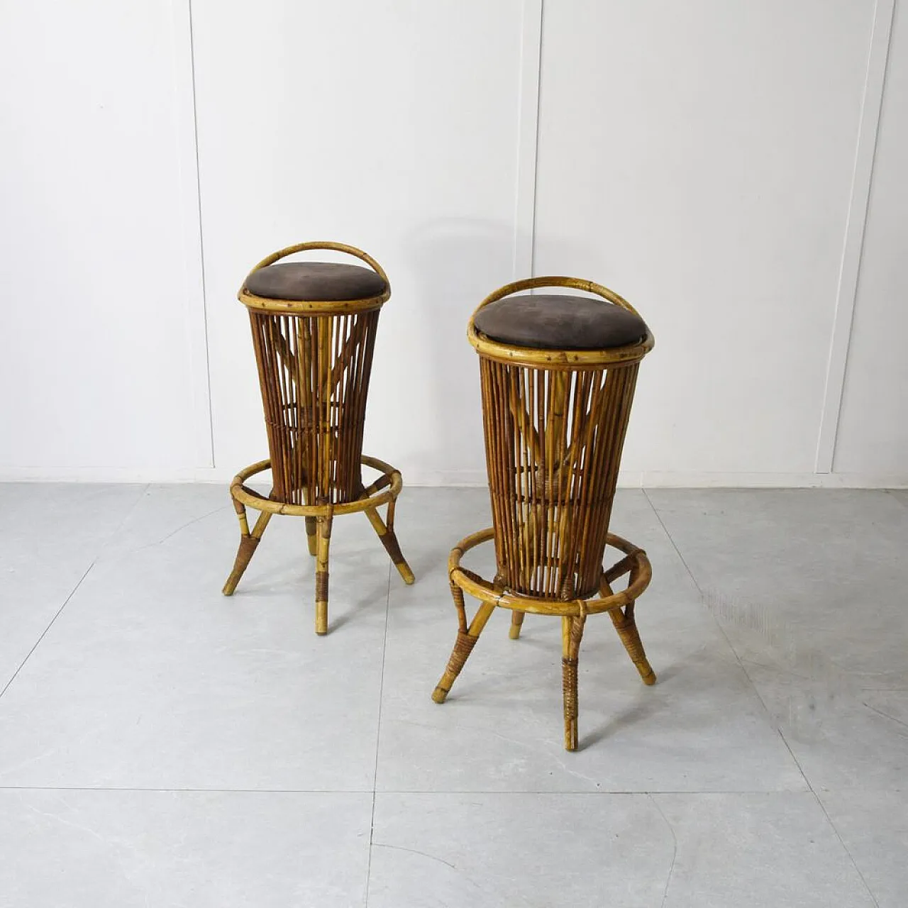 Coppia di sgabelli in bambù attribuiti a Tito Agnoli, anni '60 6