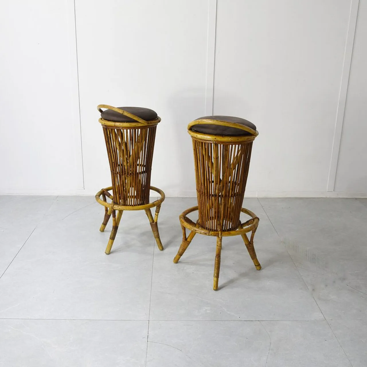 Coppia di sgabelli in bambù attribuiti a Tito Agnoli, anni '60 7