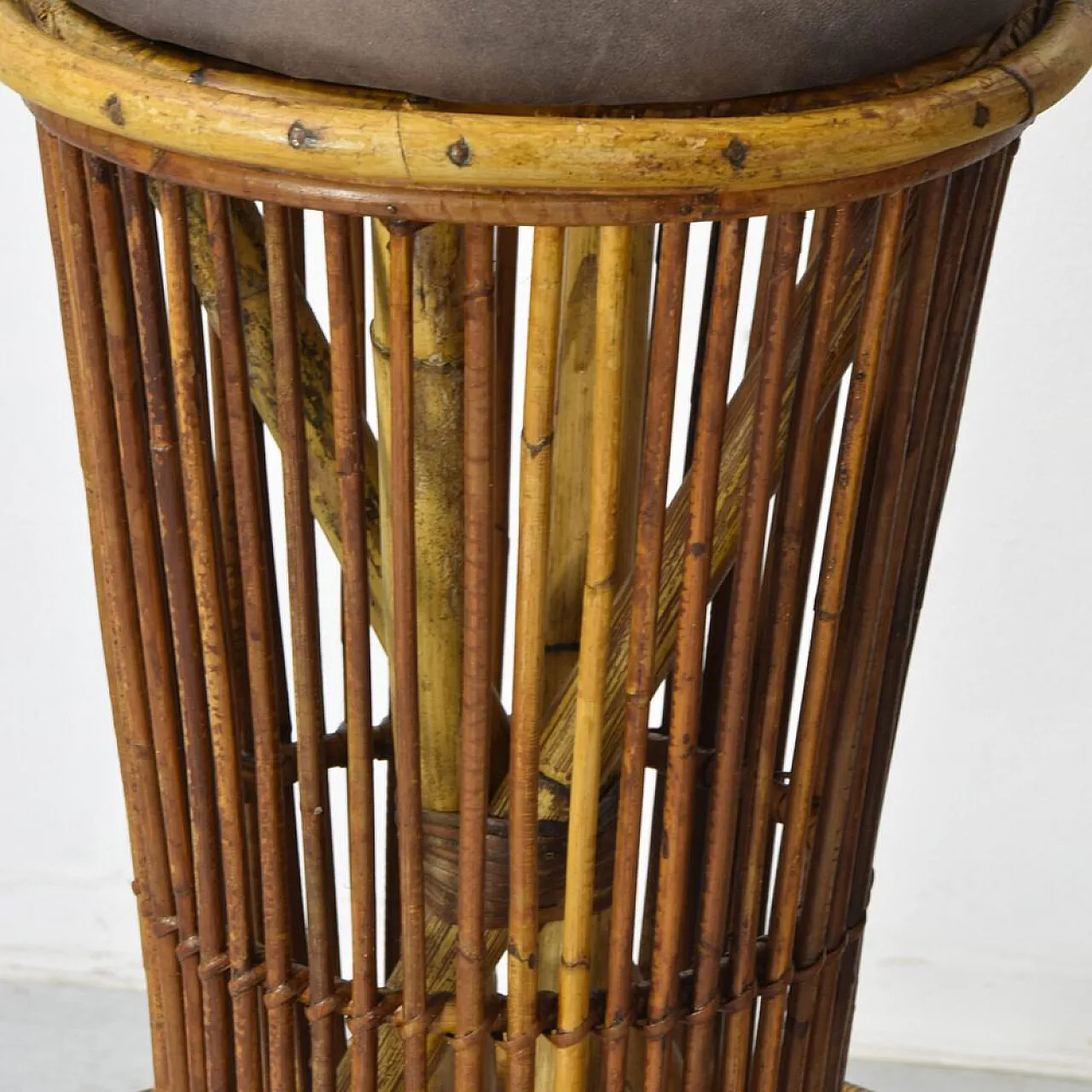 Coppia di sgabelli in bambù attribuiti a Tito Agnoli, anni '60 8