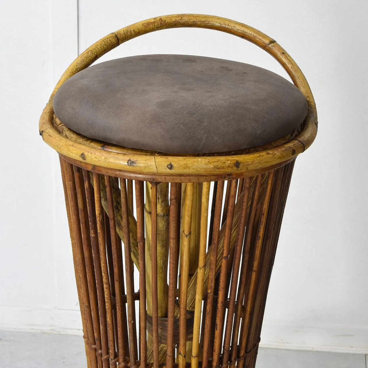 Coppia di sgabelli in bambù attribuiti a Tito Agnoli, anni '60 9