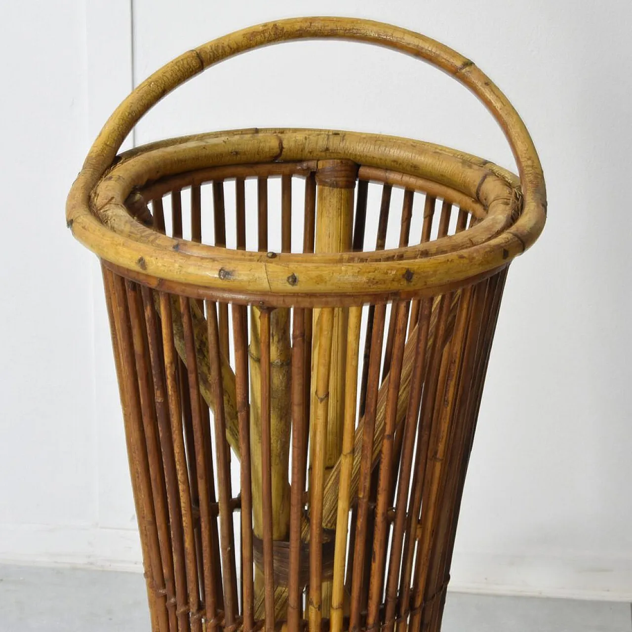 Coppia di sgabelli in bambù attribuiti a Tito Agnoli, anni '60 10