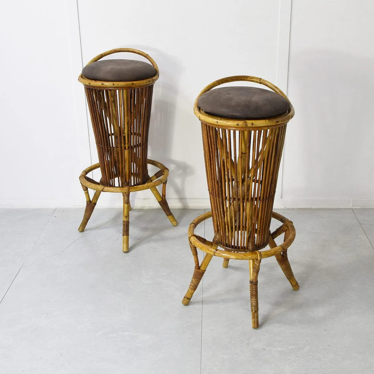 Coppia di sgabelli in bambù attribuiti a Tito Agnoli, anni '60 11