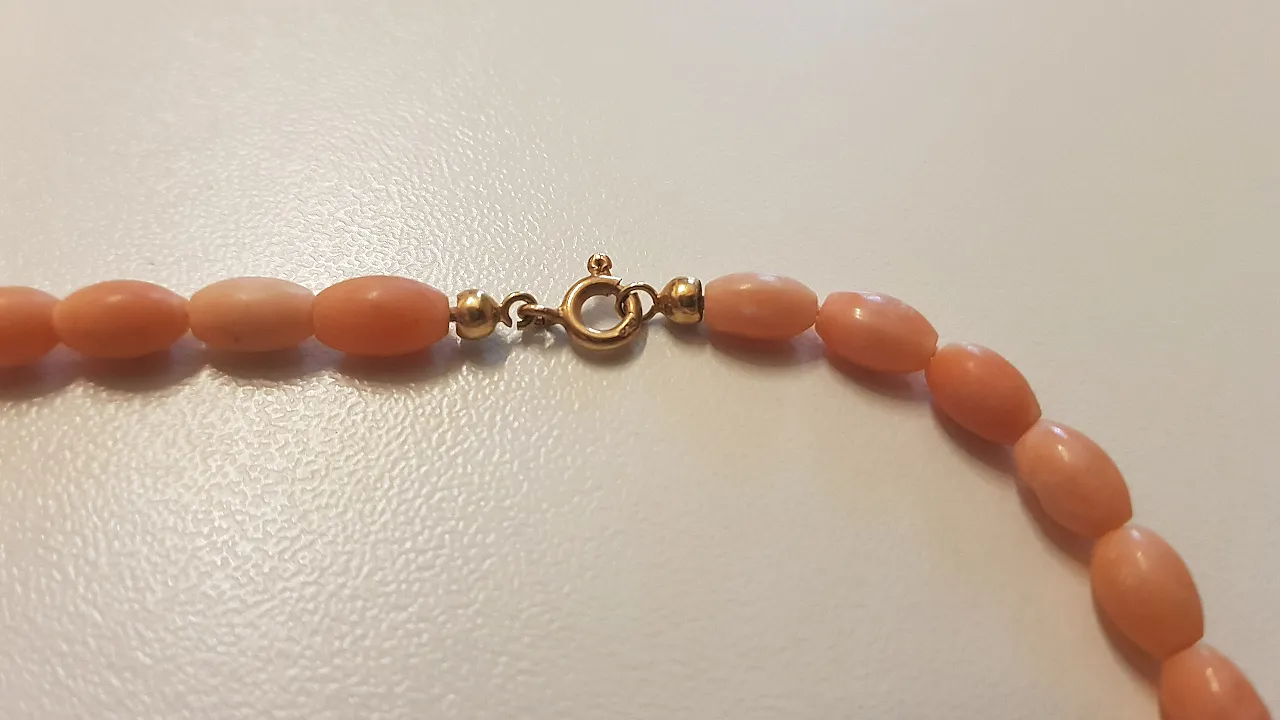 Coral necklace with 18kt gold closure 5