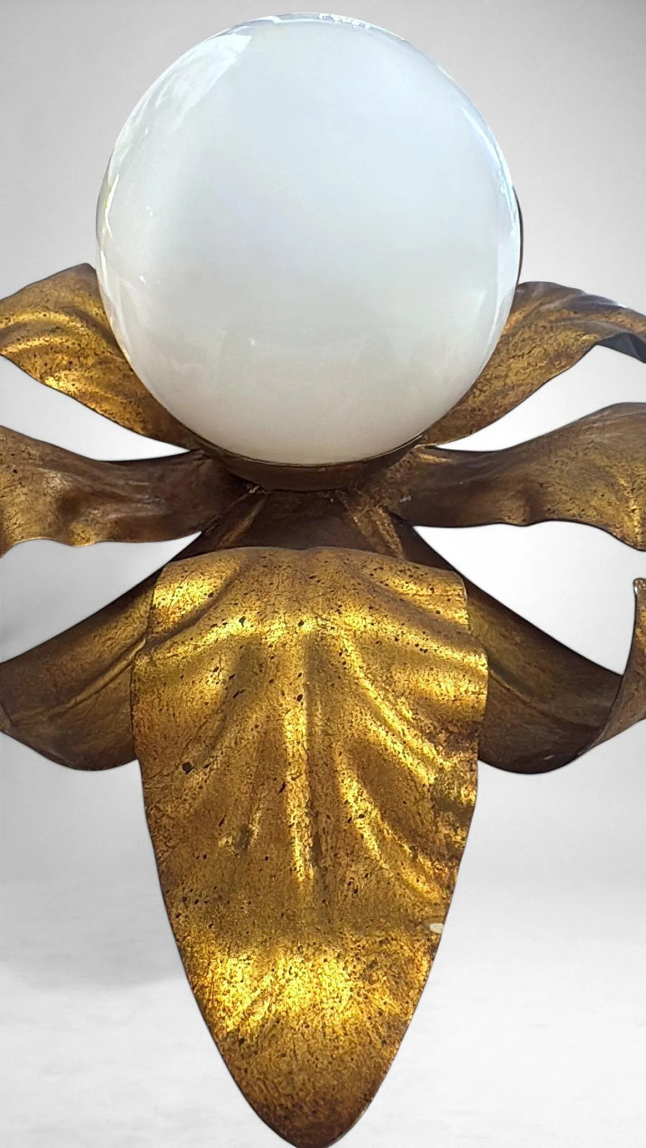 Lampada da soffitto in ottone dorato e vetro opalino, metà '900 9