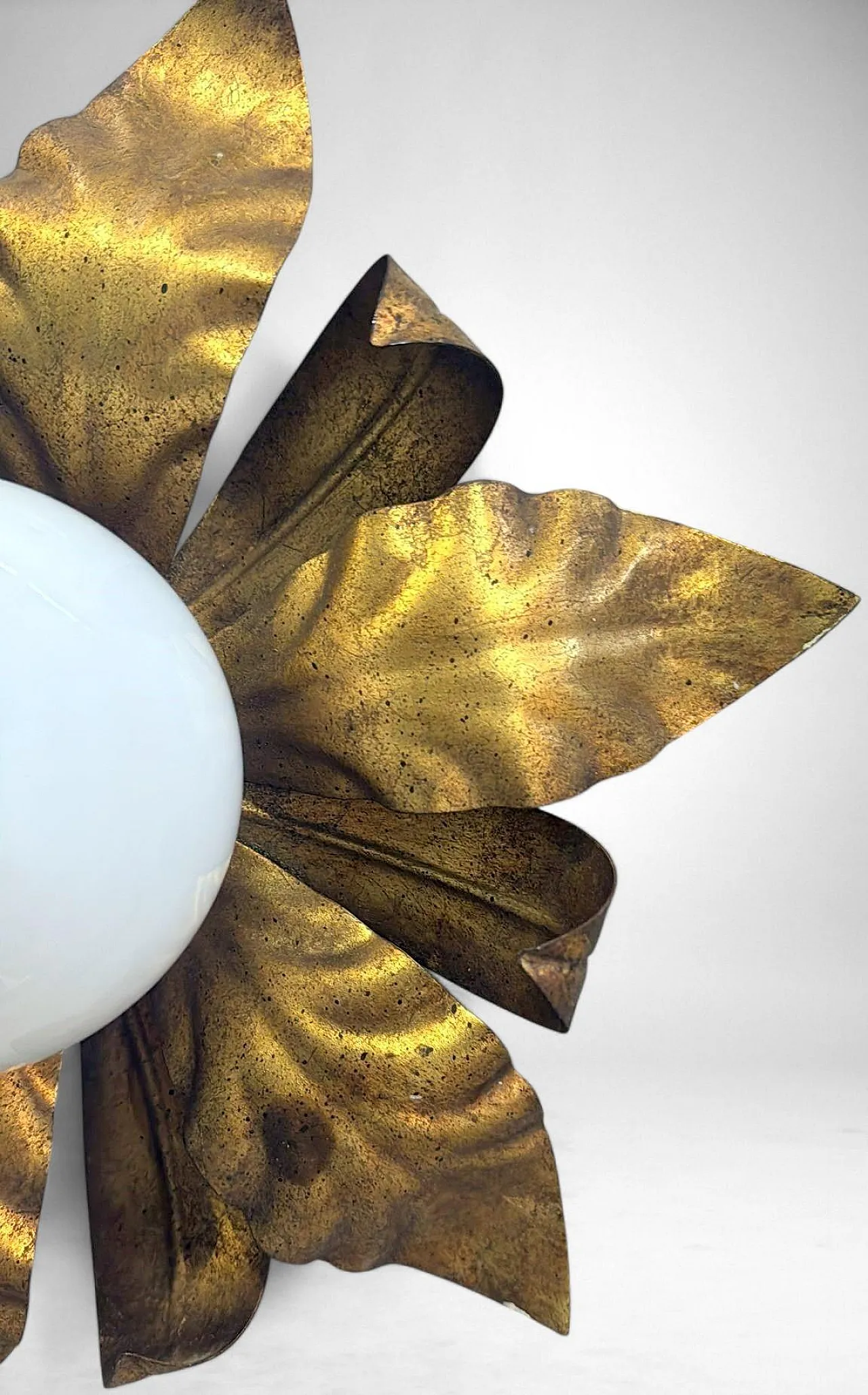 Lampada da soffitto in ottone dorato e vetro opalino, metà '900 10