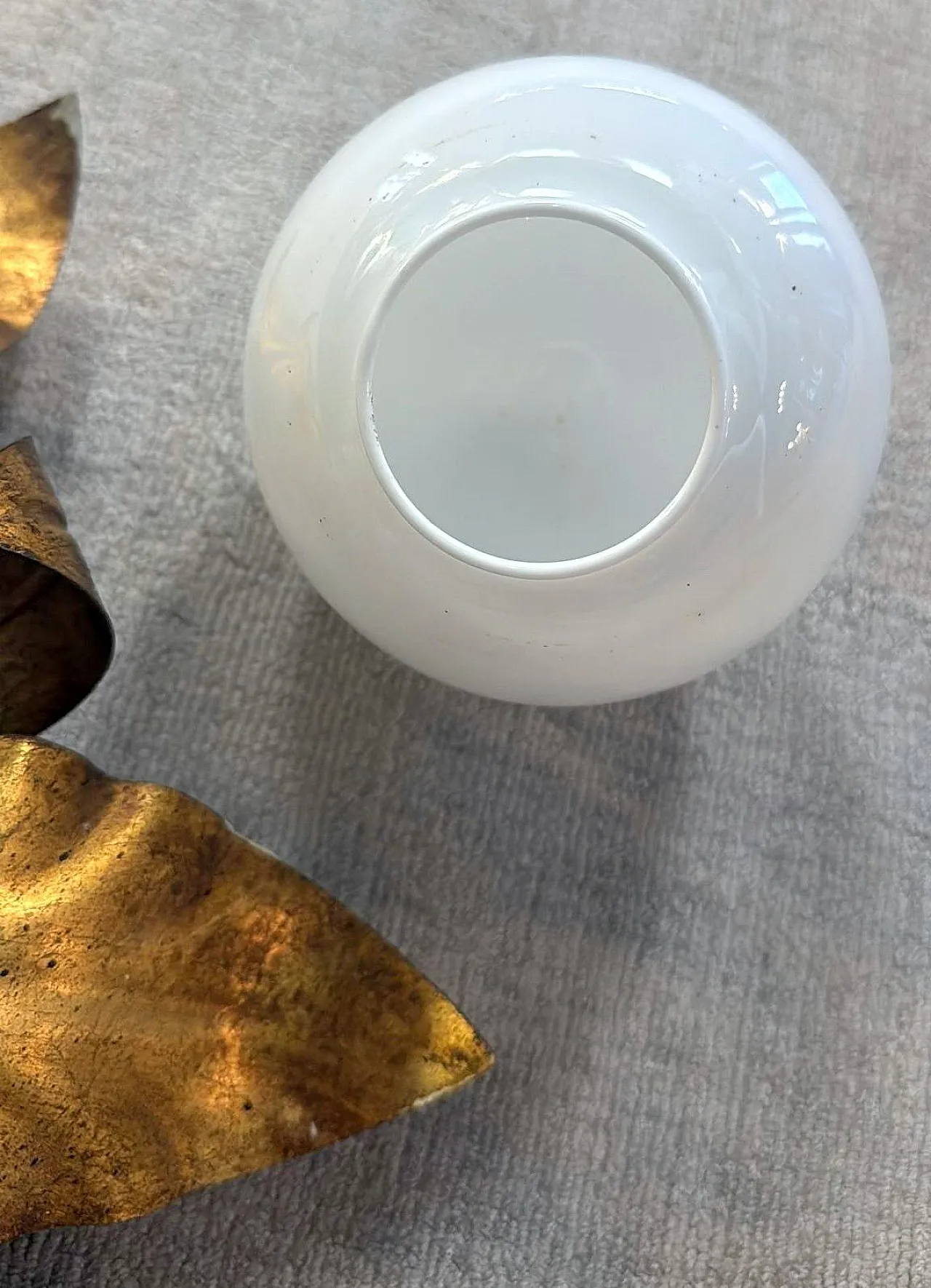 Lampada da soffitto in ottone dorato e vetro opalino, metà '900 16