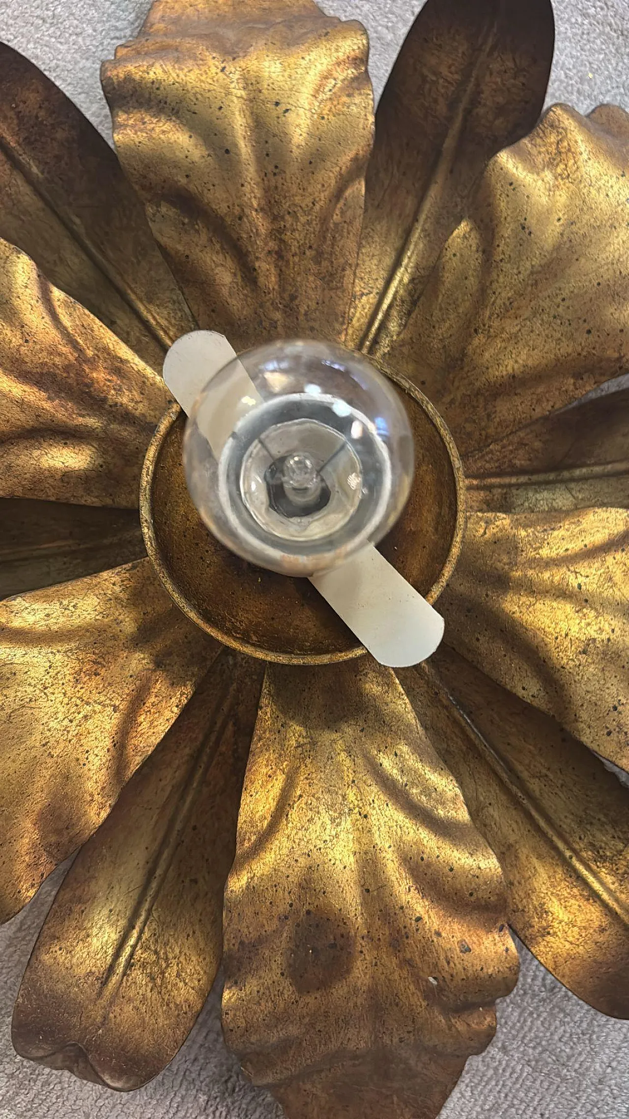 Lampada da soffitto in ottone dorato e vetro opalino, metà '900 17