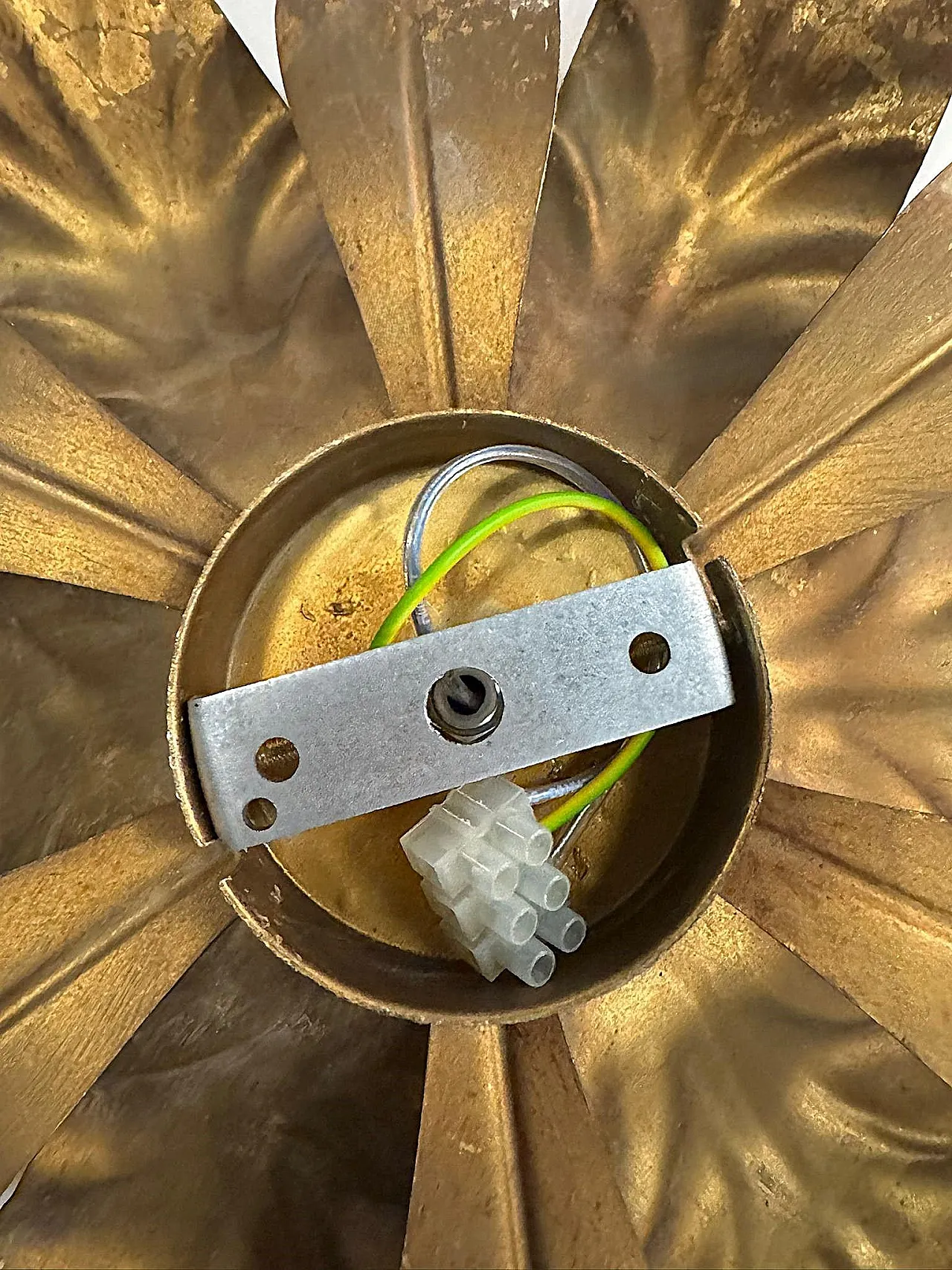 Lampada da soffitto in ottone dorato e vetro opalino, metà '900 18