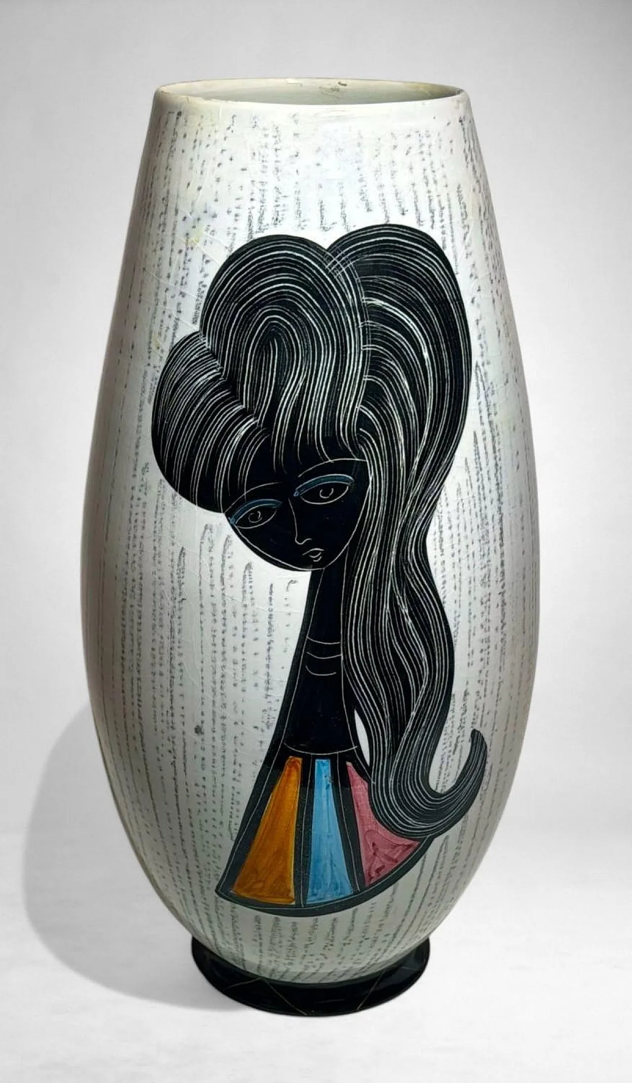 Vaso in ceramica con ragazza stilizzata e motivi geometrici, anni '60 3