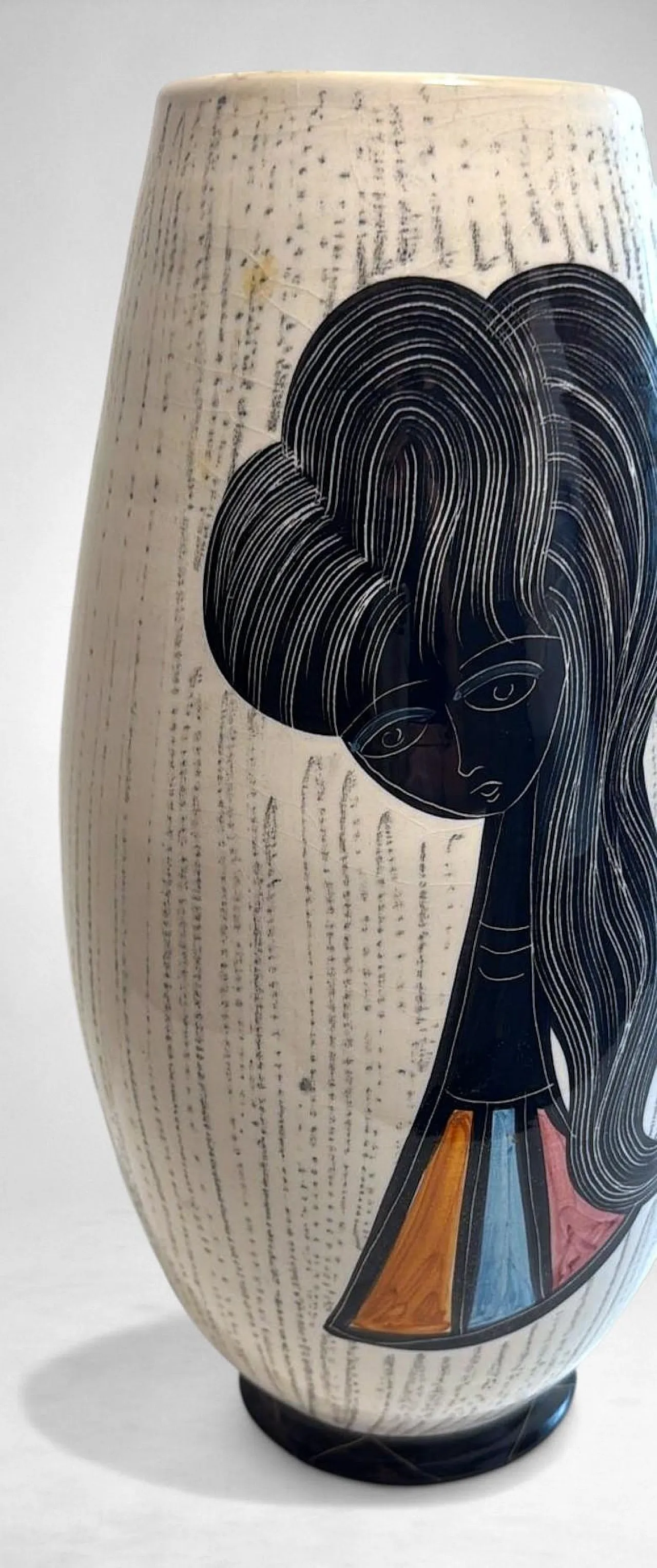 Vaso in ceramica con ragazza stilizzata e motivi geometrici, anni '60 5