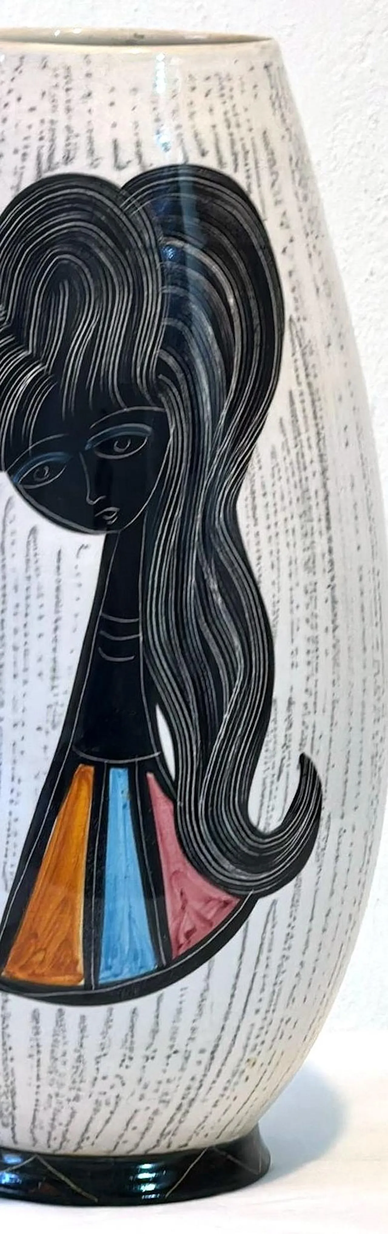 Vaso in ceramica con ragazza stilizzata e motivi geometrici, anni '60 6