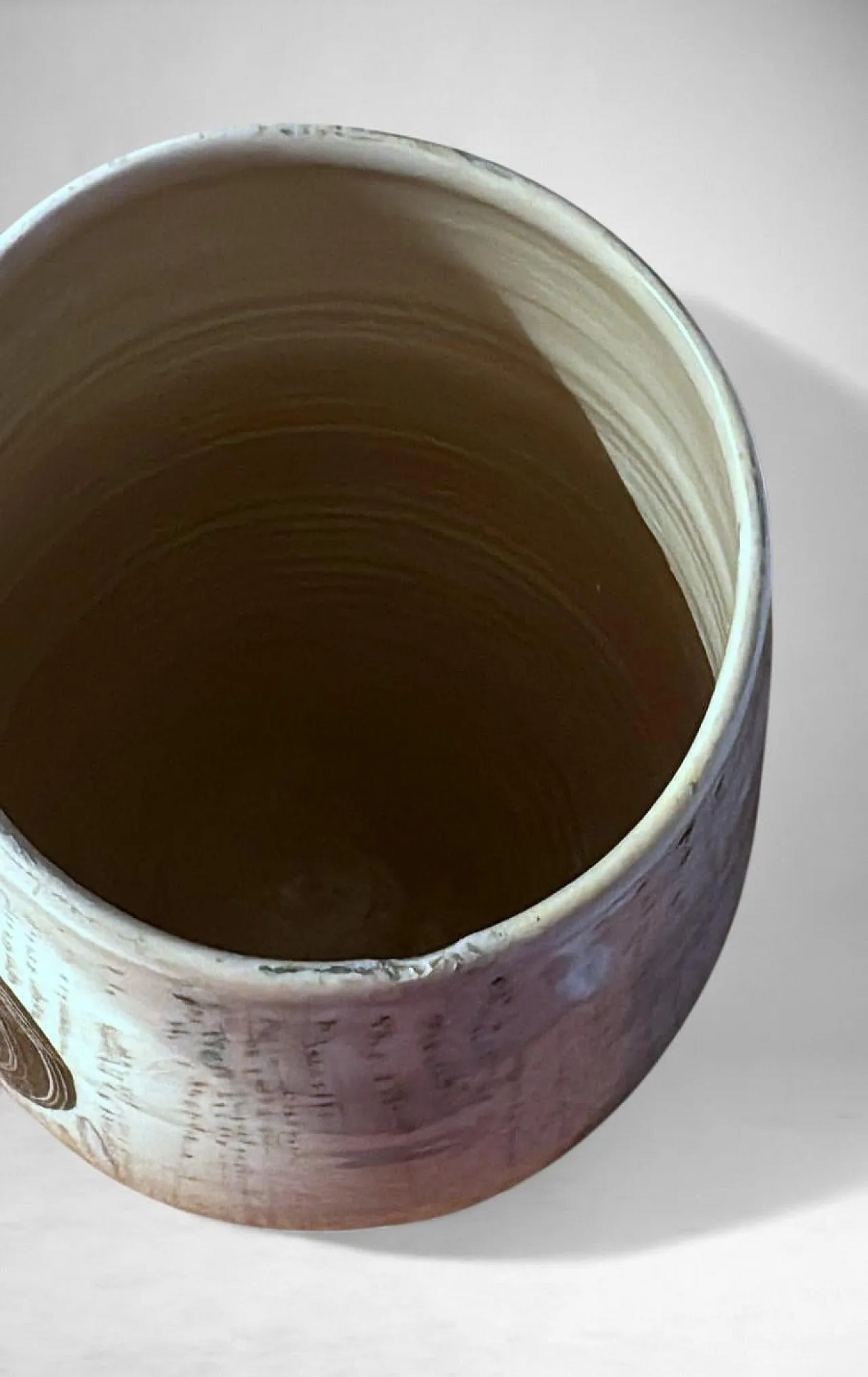 Vaso in ceramica con ragazza stilizzata e motivi geometrici, anni '60 17