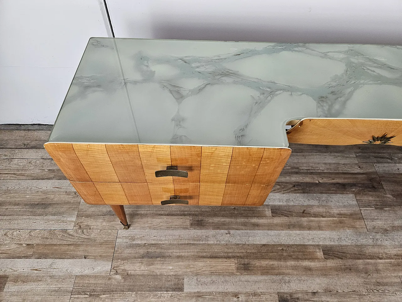 Italian chest of drawers Mid Century in maple and brass, 1950 4