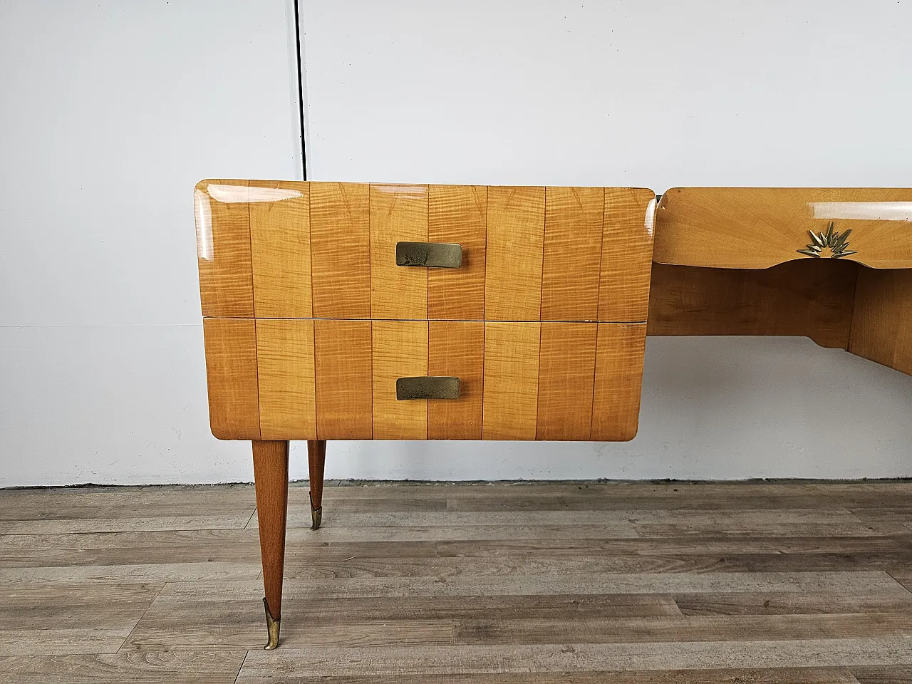 Italian chest of drawers Mid Century in maple and brass, 1950 10